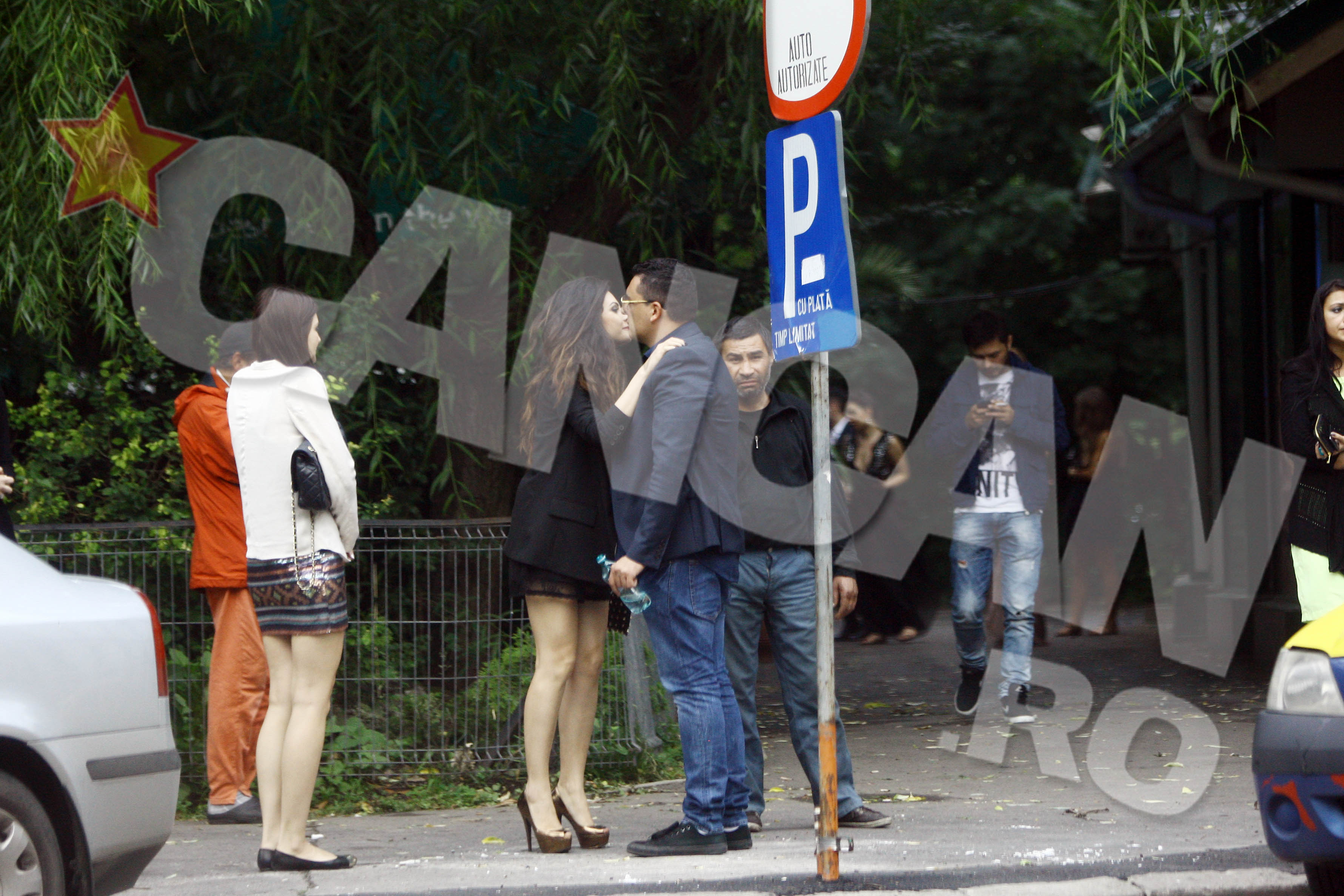 Si-au luat insa ramas bun, dar, regulamentar, pastrand aparente... amicale