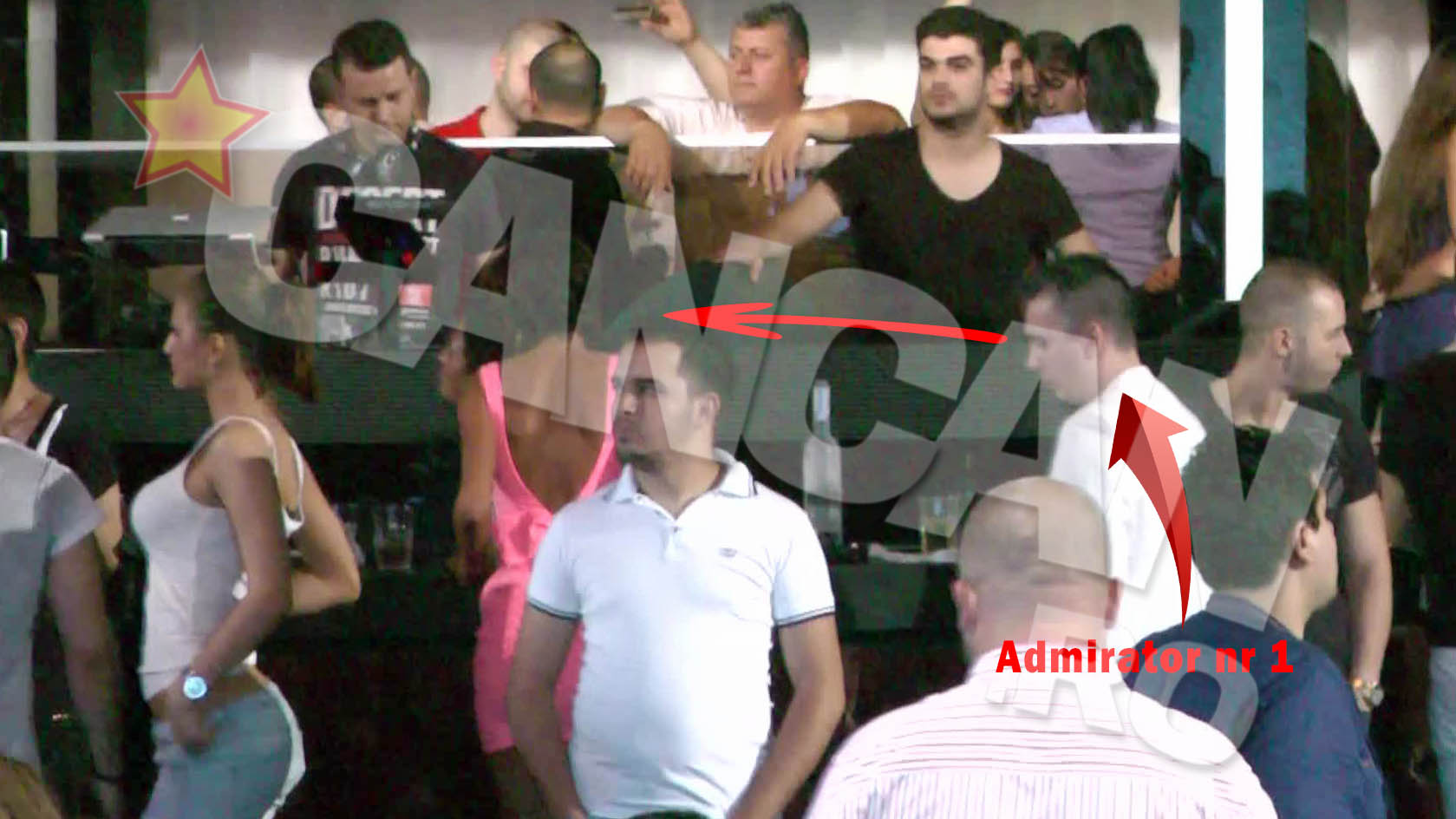 Pamfile ajunge la bar sa ia ceva de baut si intra in raza vizuala a unui admirator care nu o slabeste deloc din priviri