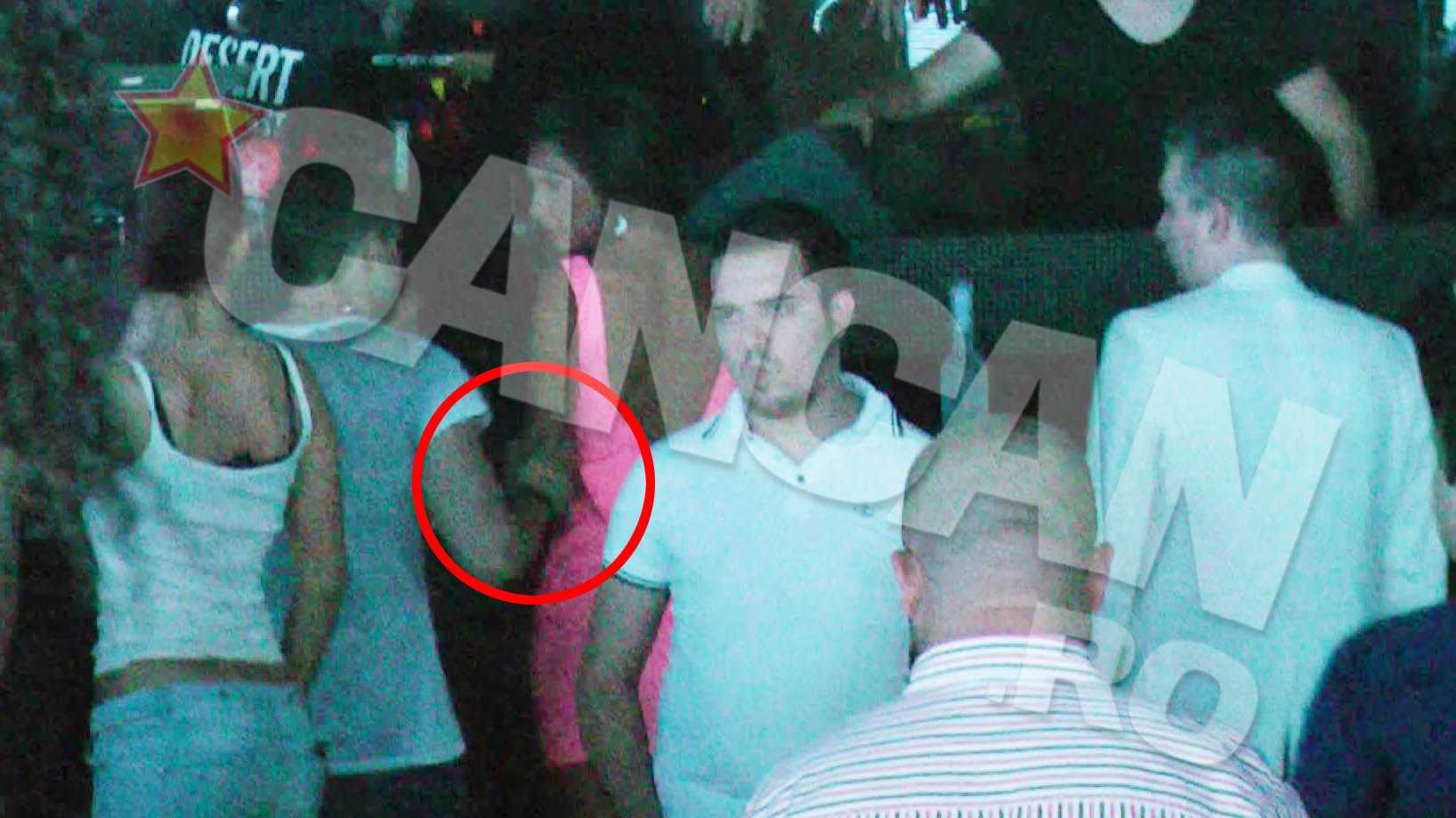 La scurt timp, unul mai indraznet o abordeaza si incearca sa o convinga sa meargala masa lui