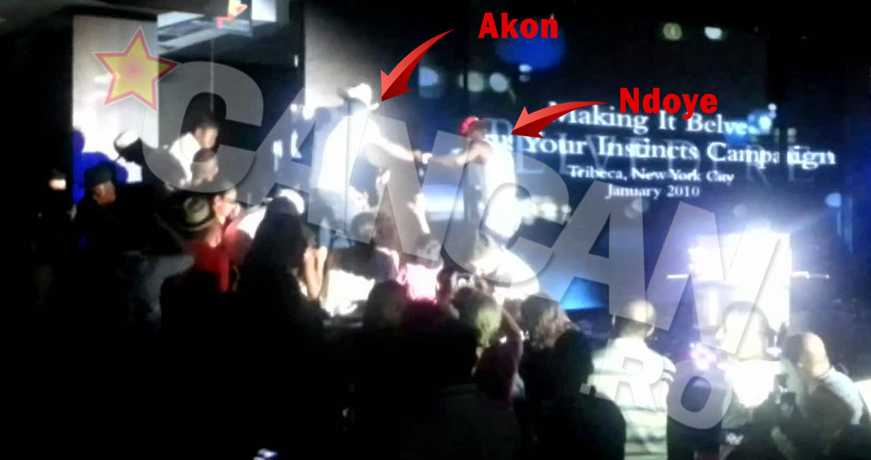 Apoi l-a luat de o aripa si l-a bruscat