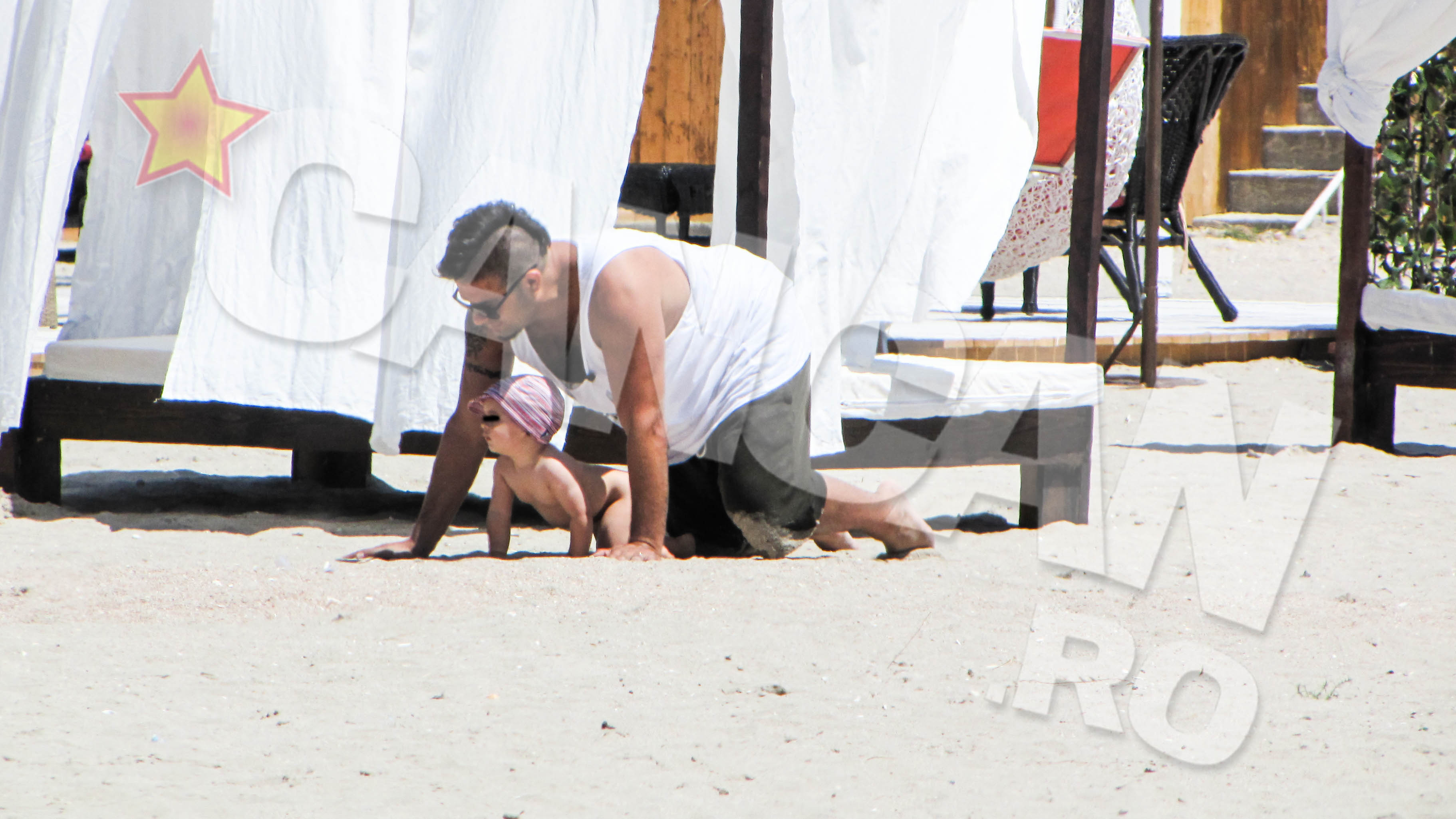 Edi Stancu s-a distrat de minune pe plaja in compania fiului sau