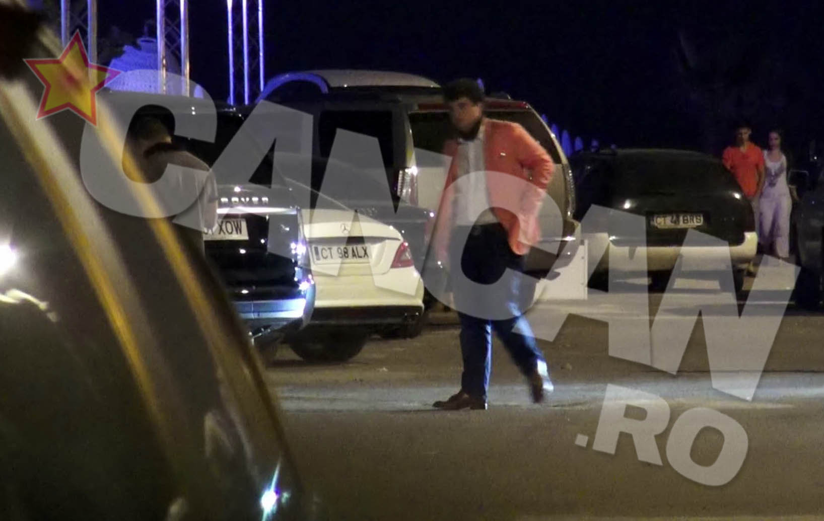 Victor isi face aparitia elegant, intr-o limuzina de lux la unul dintre cluburile cu pretentii din Mamaia