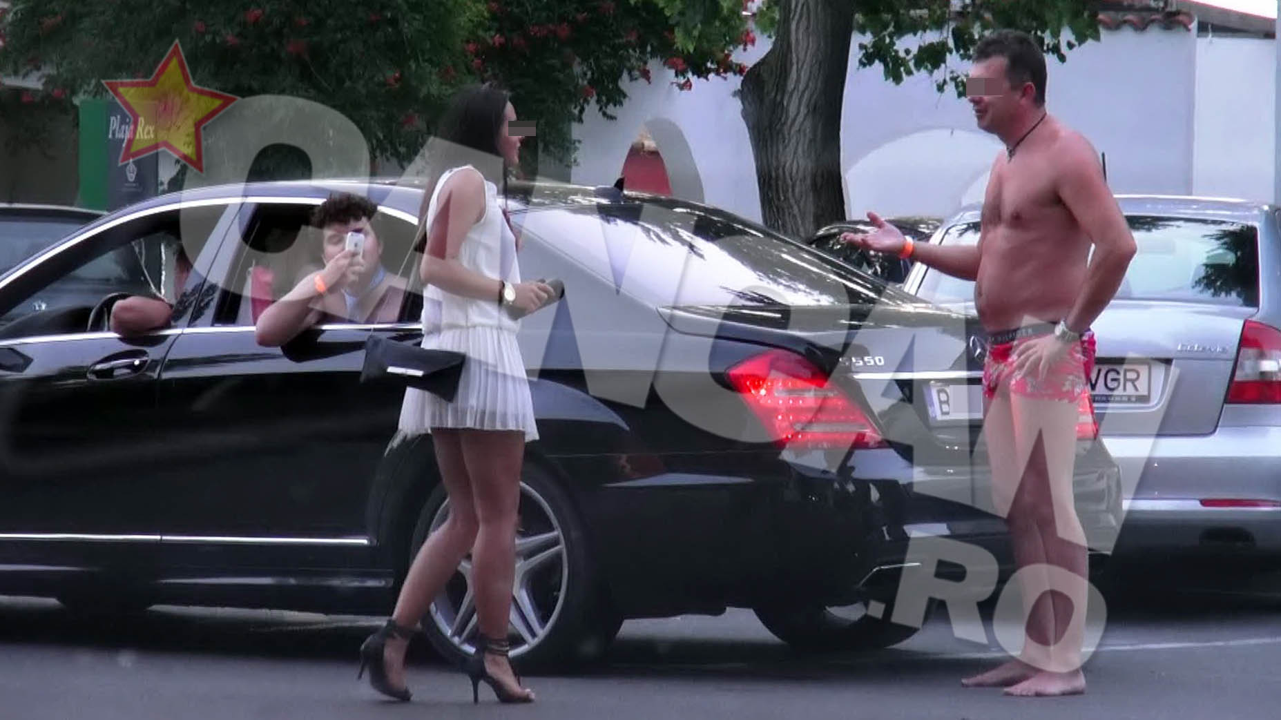 Prietenul lui incearca sa o convinga pe domnisoara sa mai stea la o discutie, iar lui ii arde de poze