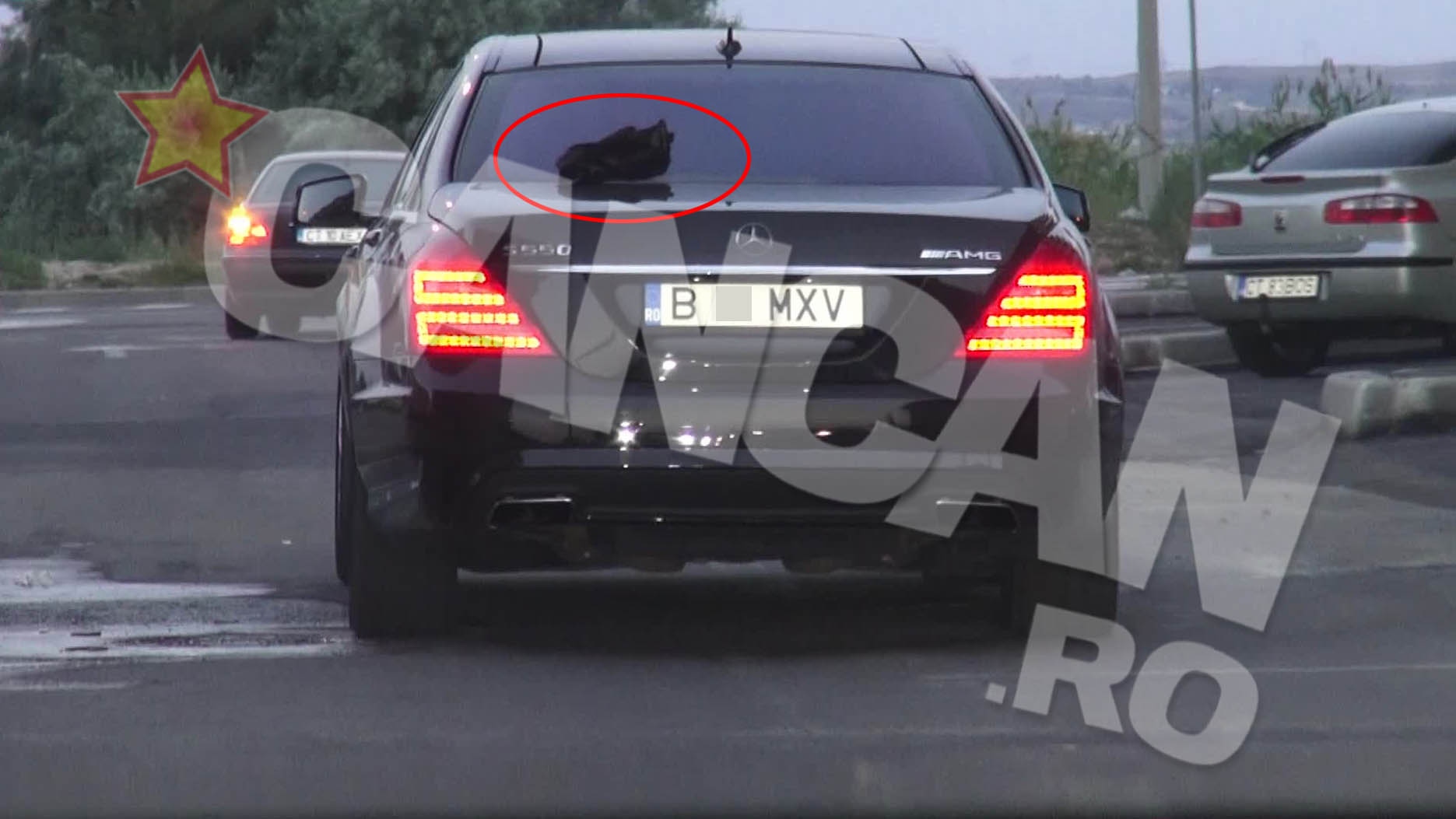 N-a mai tinut cont unde si-a aruncat hainele cand s-a dezbracat, iar pantalonii si i-a uitat pe masina