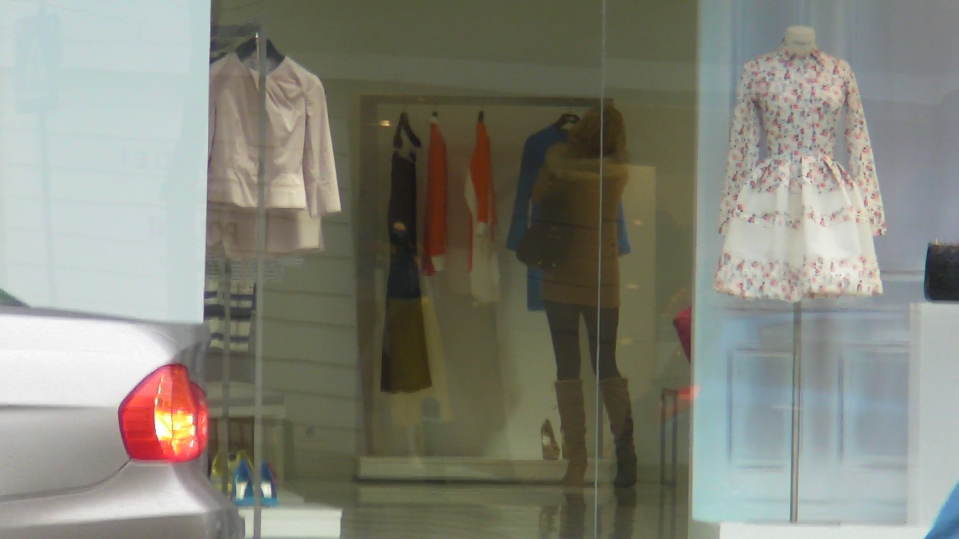 La capitolul haine, artista viziteaza numai magazine de lux din care isi cumpara si cate 3-4 rochii de firma o data