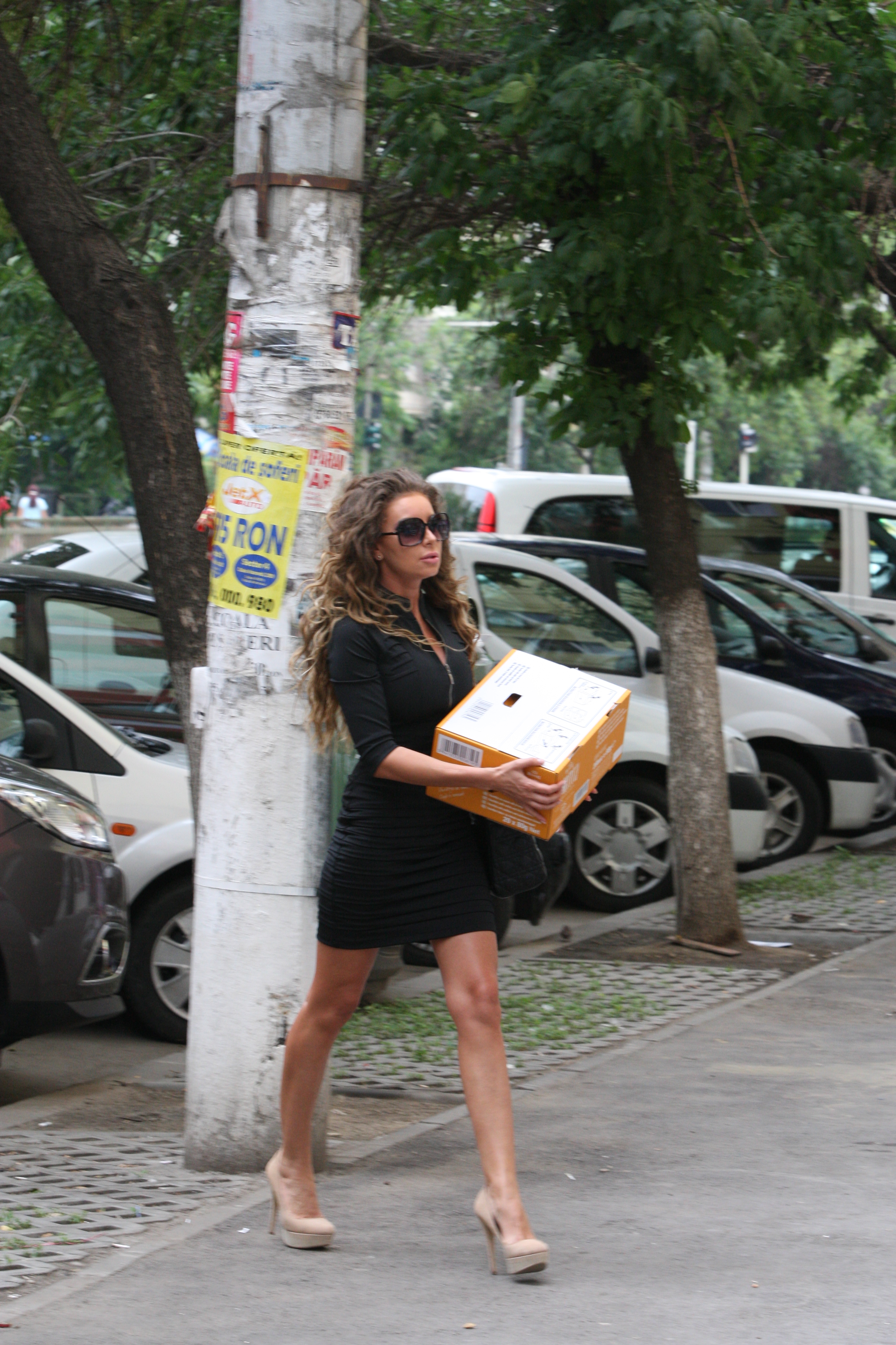 Imbracata mai degraba ca pentru o mondenitate, Roxana nu se da in laturi nici de la descarcatul baxurilor cu marfa