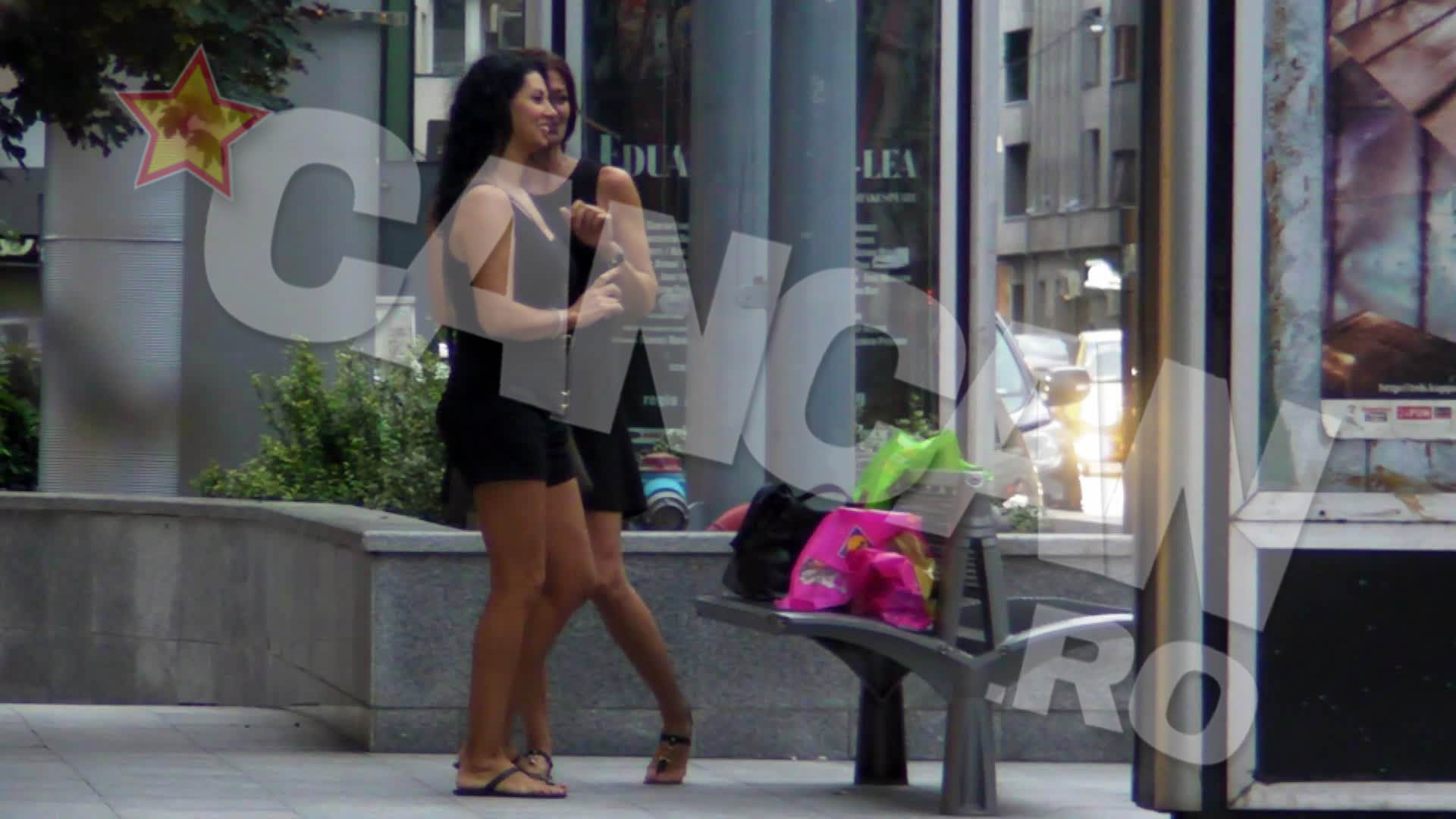 La iesirea de la serviciu, Denise ramane, pret de o tigara, cu o colega, in fata hotelului