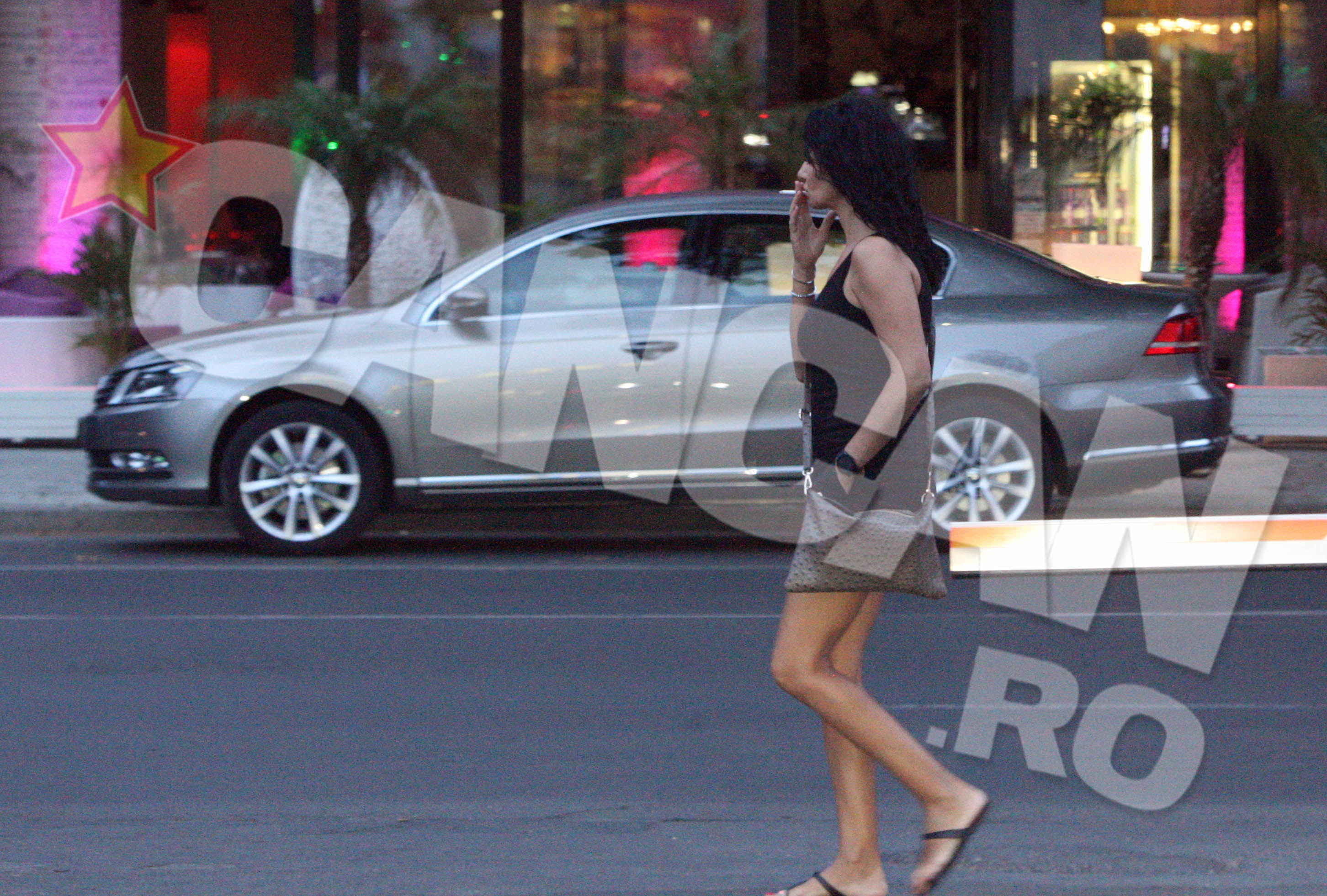 Pe strada, isi aprinde din nou o tigara