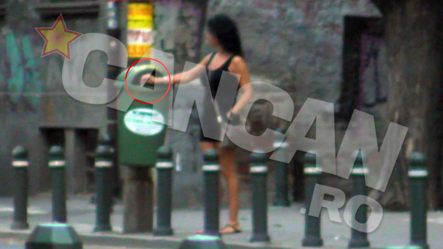 O stinge civizilat, la un cos de gunoi, si isi continua relaxata mersul de frumusete