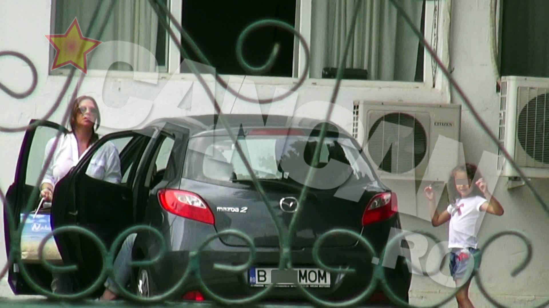 Cantareata ne-a povestit prin ce traume trece fetita de sapte ani de cand le-a fost zdruncinata linistea caminului.