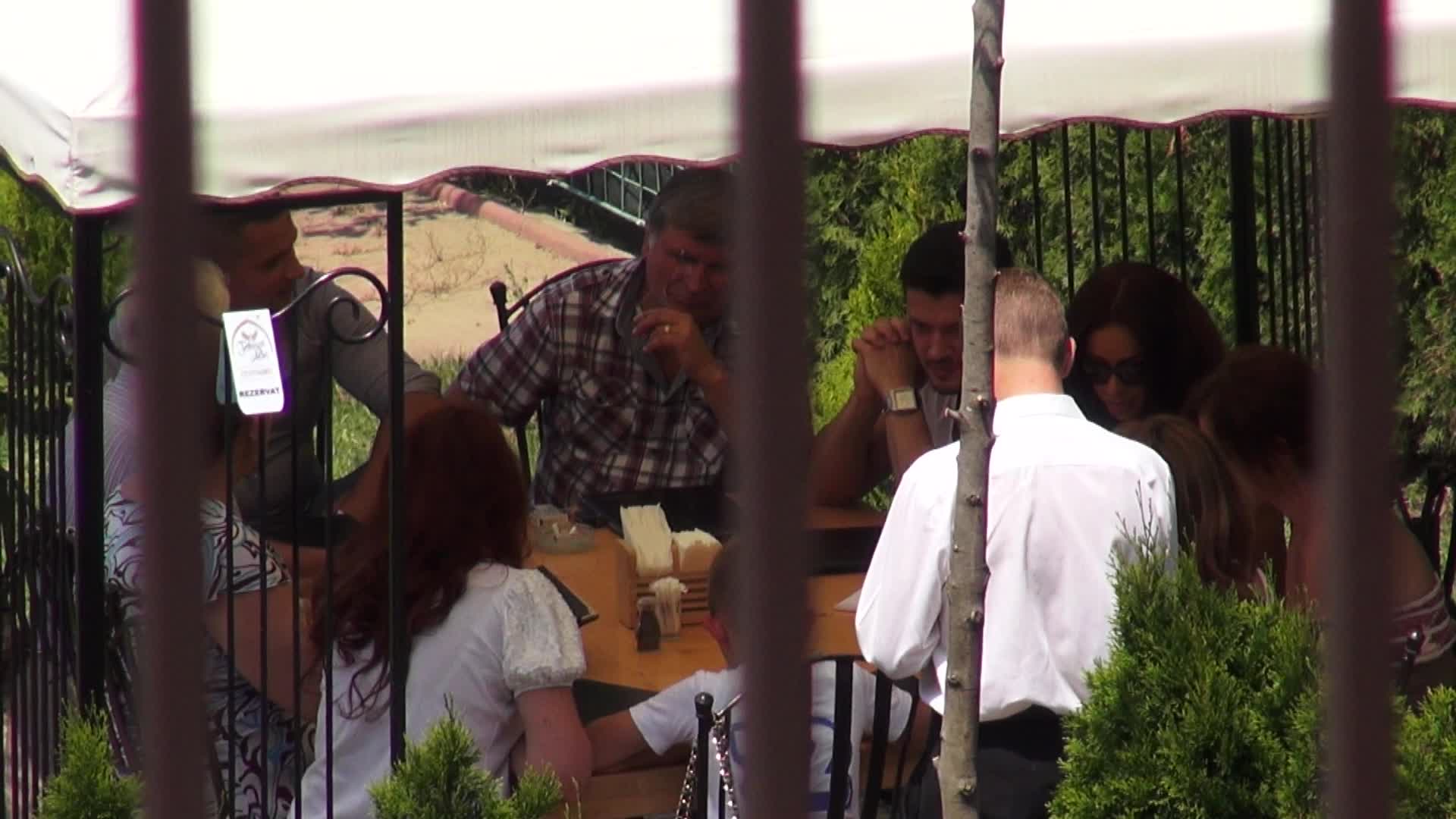 Bianca si Victor asculta cu atentie sfaturile parintilor. bianca scoate un carnetel si incepe sa noteze numele celor ce urmeaza sa fie invitati