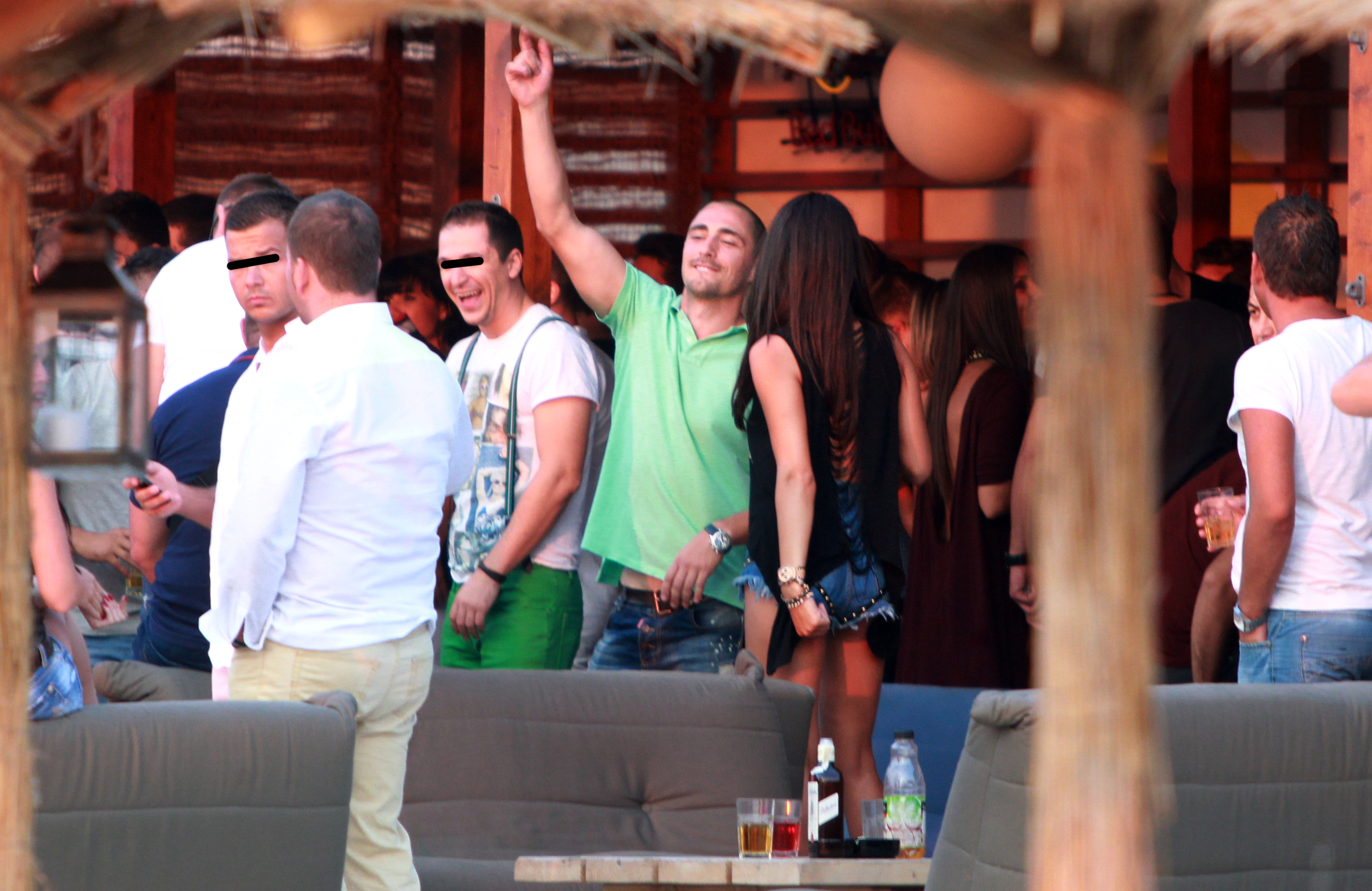 Draghia a executat cateva miscari de dans pana sa aiba curaj sa puna mana pe satena care ii dadea tarcoale