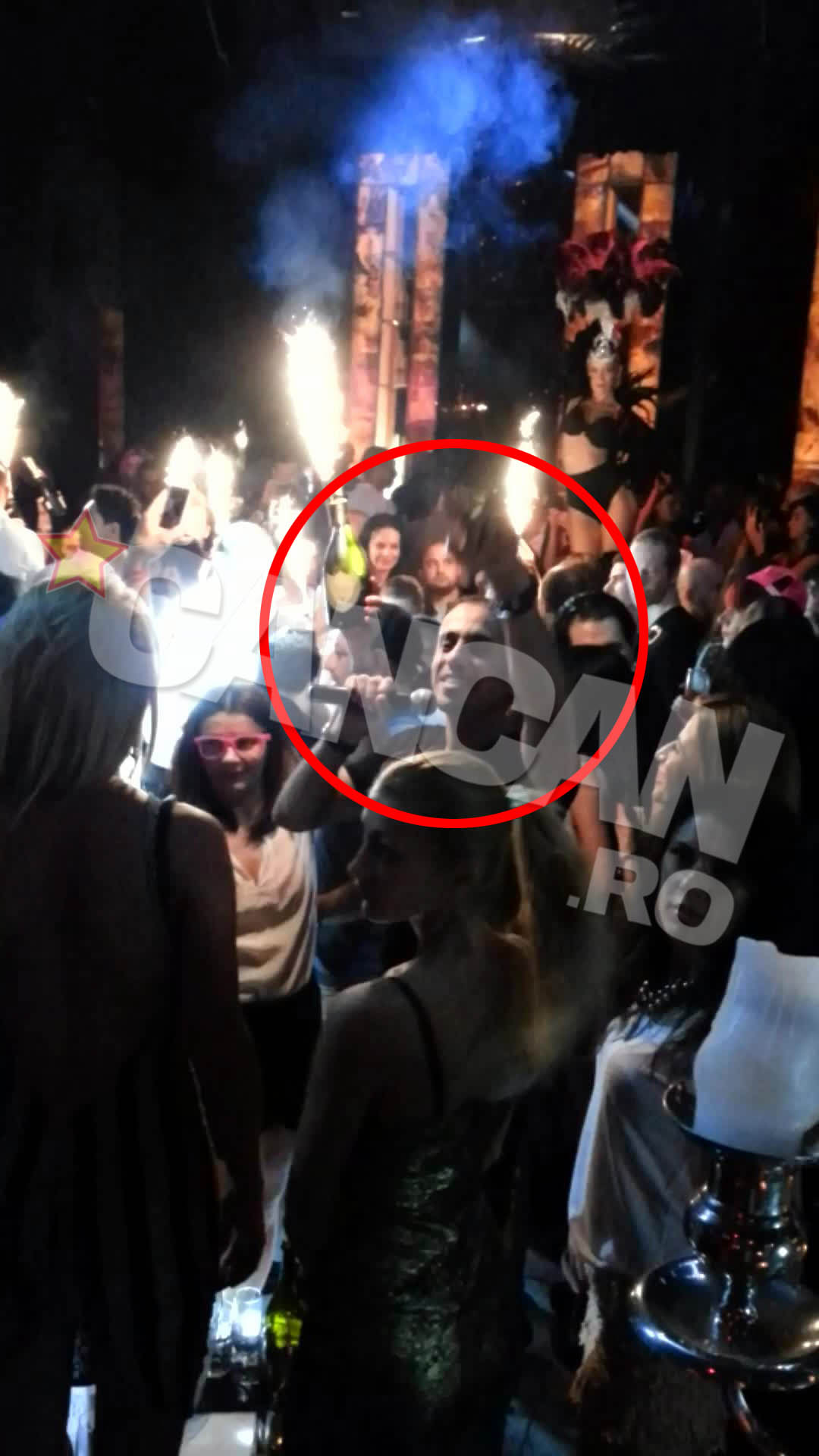 Intr-una dintre seri, Max a monopolizat microfonul si a facut pe entertainerul