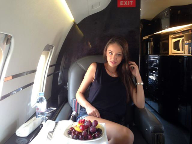 Habtoor a postat pe Facebook o fotografie cu femeia alaturi decare se va distra la Saint Tropez, facuta in avionul lui privat