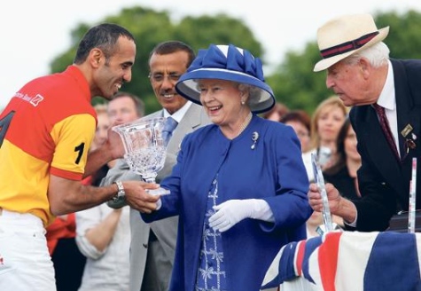 Max are o echipa de polo alaturi de care castiga multe premii, unele inmanate chiar de regina Marii Britanii