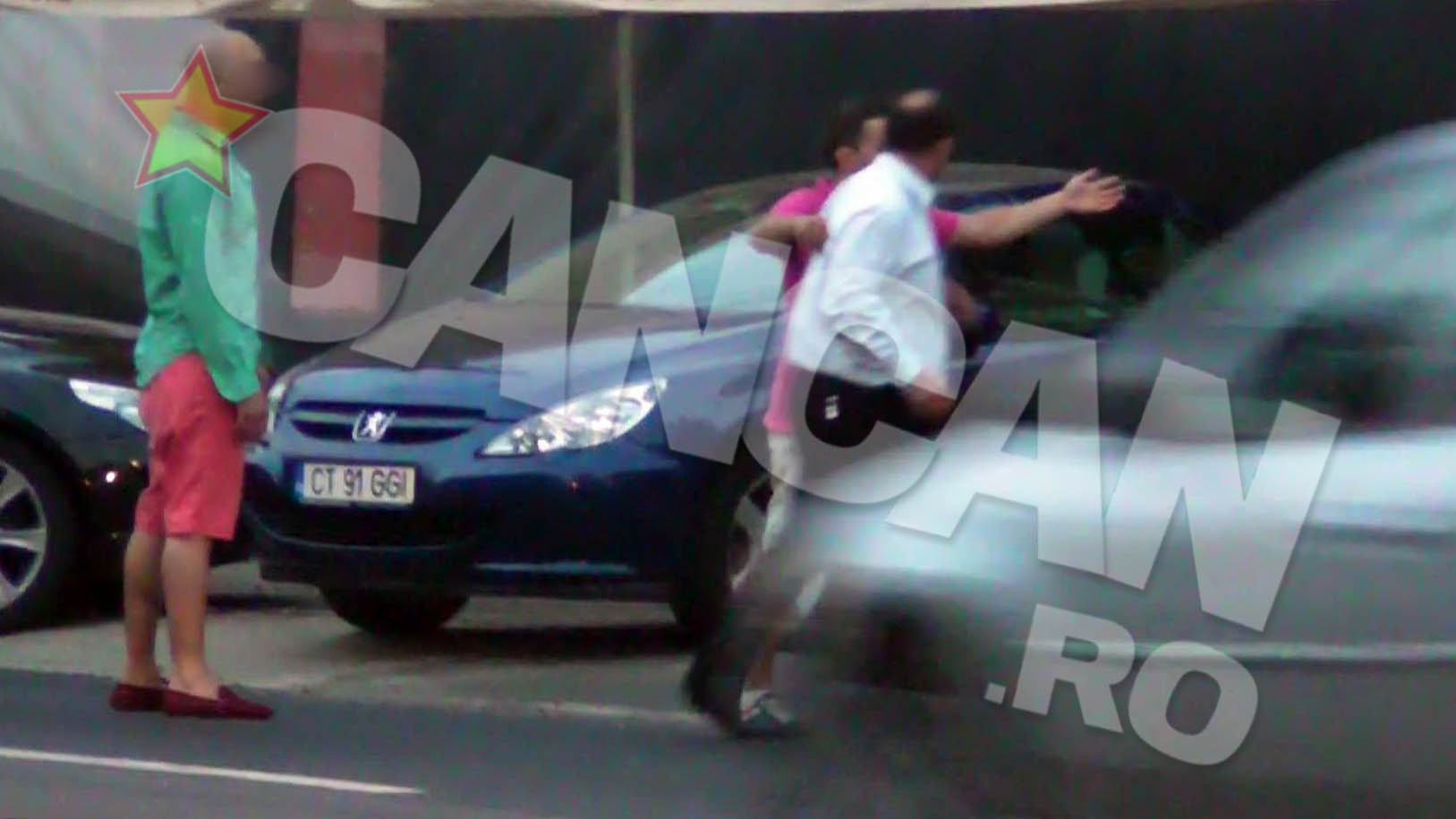 Tentativa unuia dintre ei de a-l scoate din peisaj pe chelnerul nemultumit ca nu i s-a platit nota esueaza