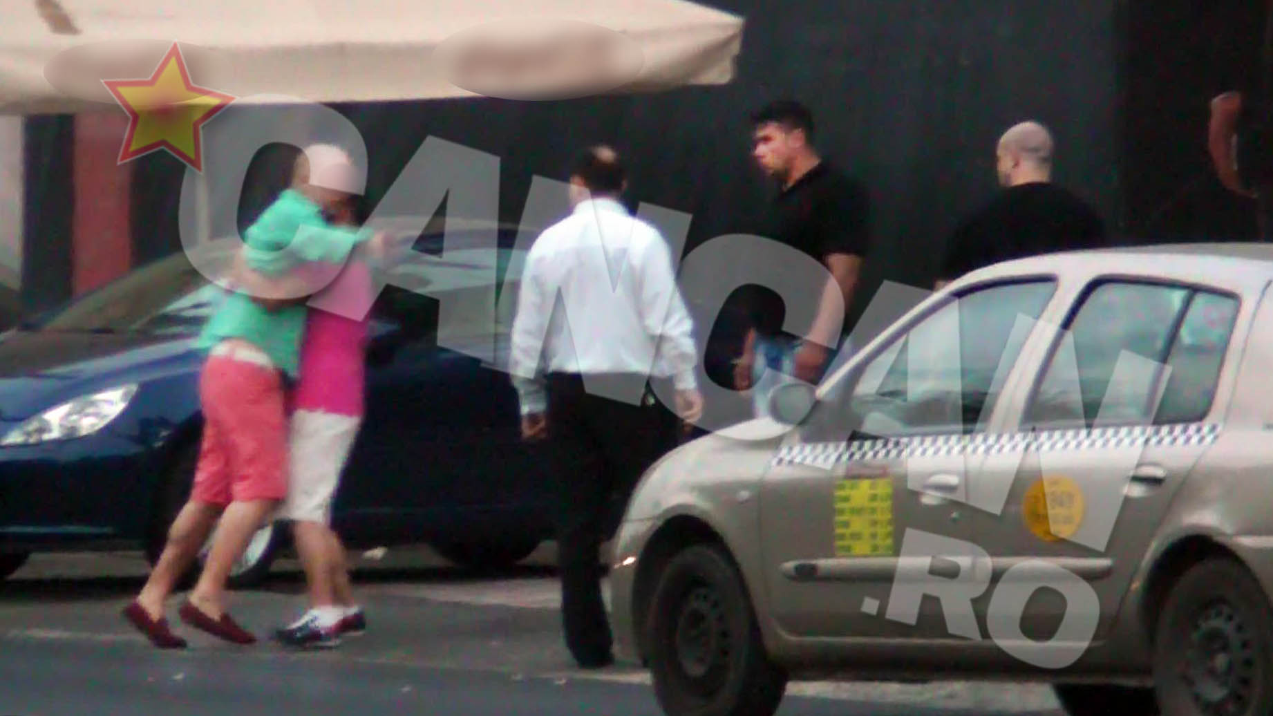 Unul dintre cei luati in colimator incearca sa aplaneze conflictul, indepartandu-si amicul din fata clubului.