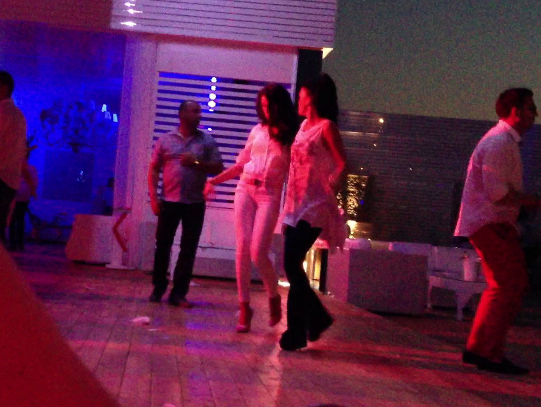 Din cand in cand i se alatura si amica ei