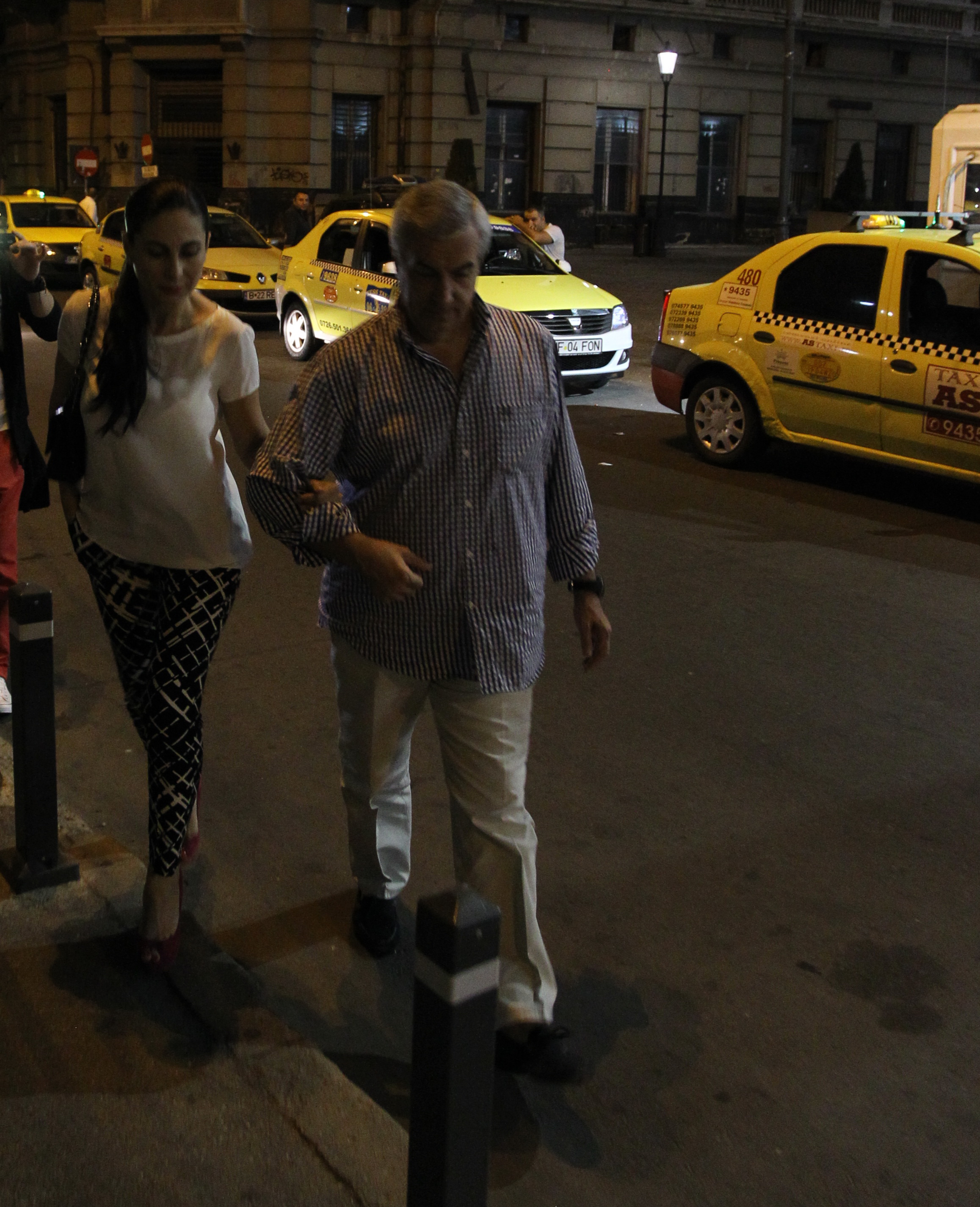 Calin Popescu Tariceanu si Loredana Moise par adolescenti fara griji impreuna. Chiar daca fostul premier vine dupa o perioada extrem de grea: si-a pierdut mama.