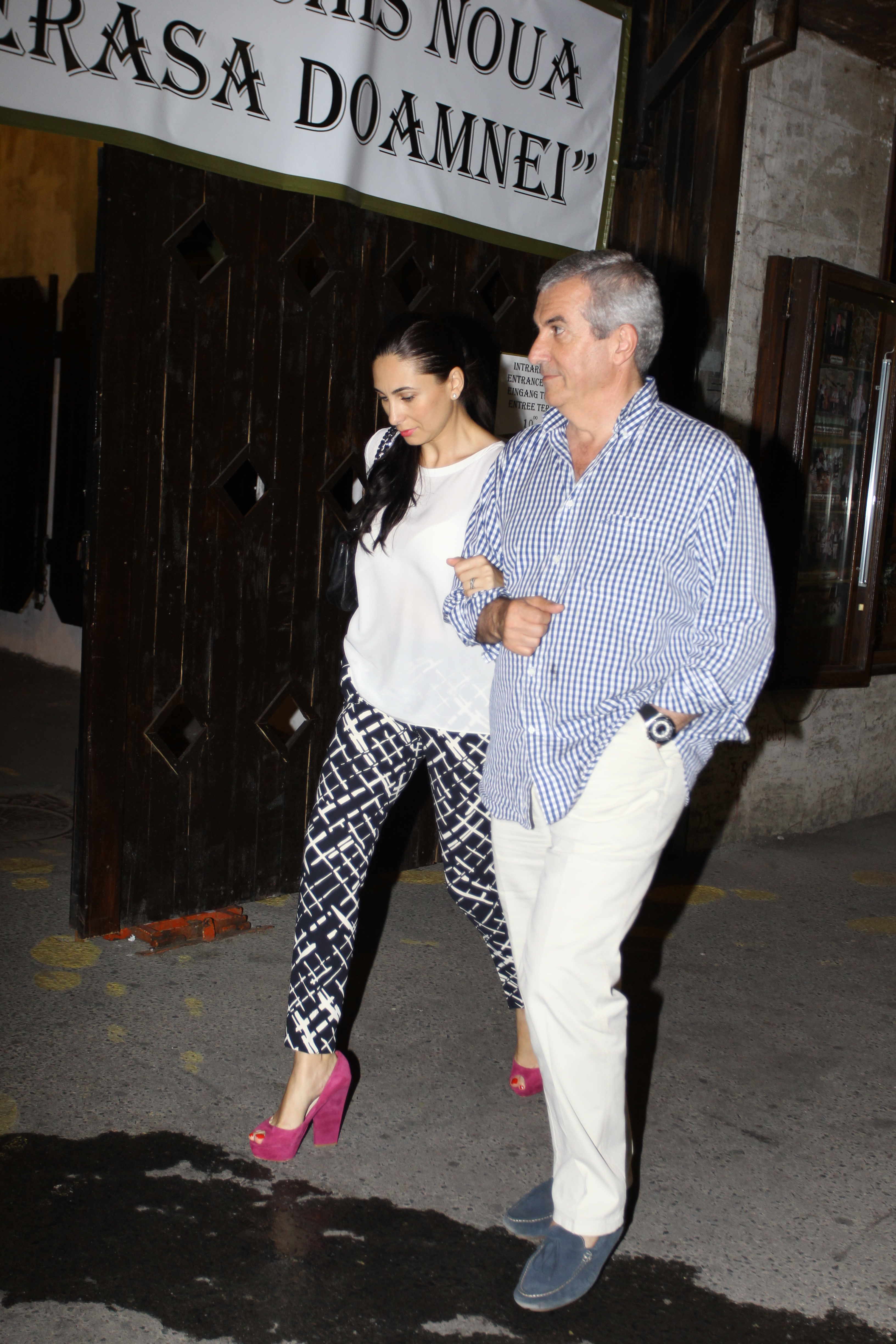 Galant, senatorul si-a tinut in permanenta iubita de brat.