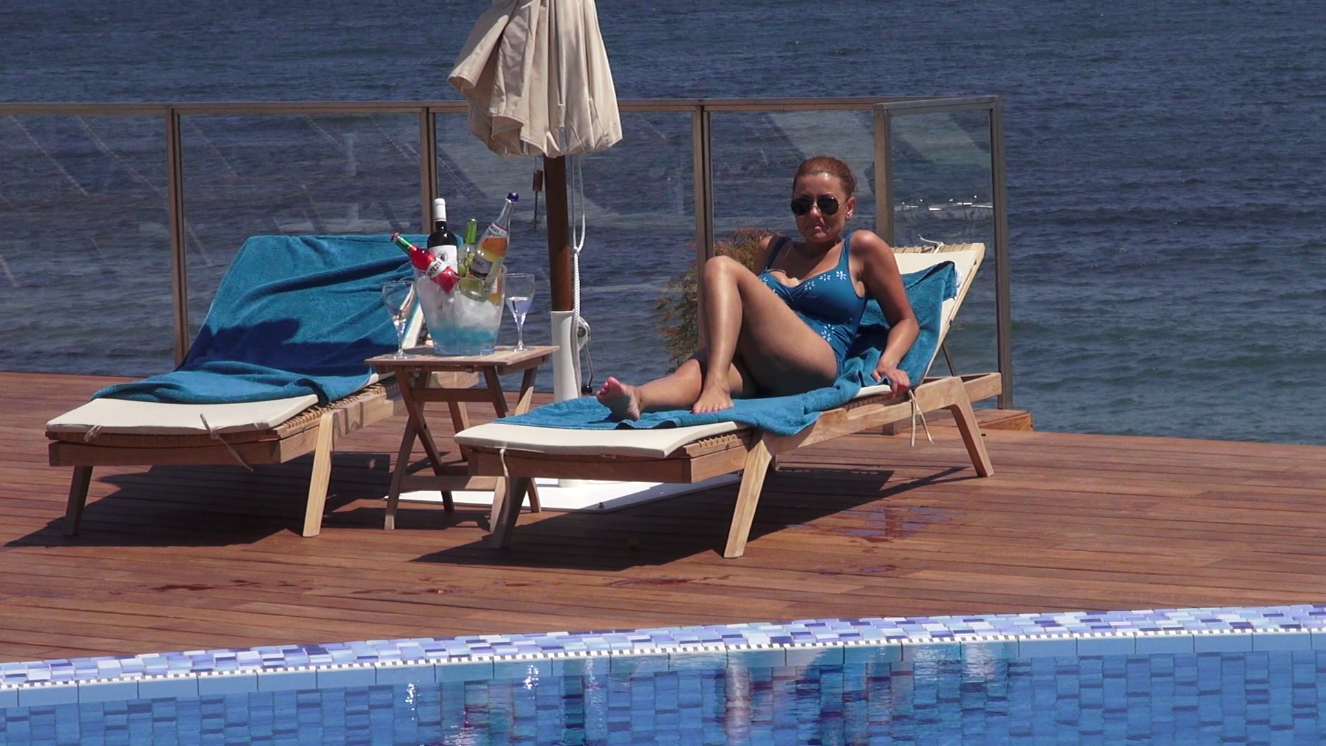 Emilia se relaxeaza la marginea unei piscine de la mare