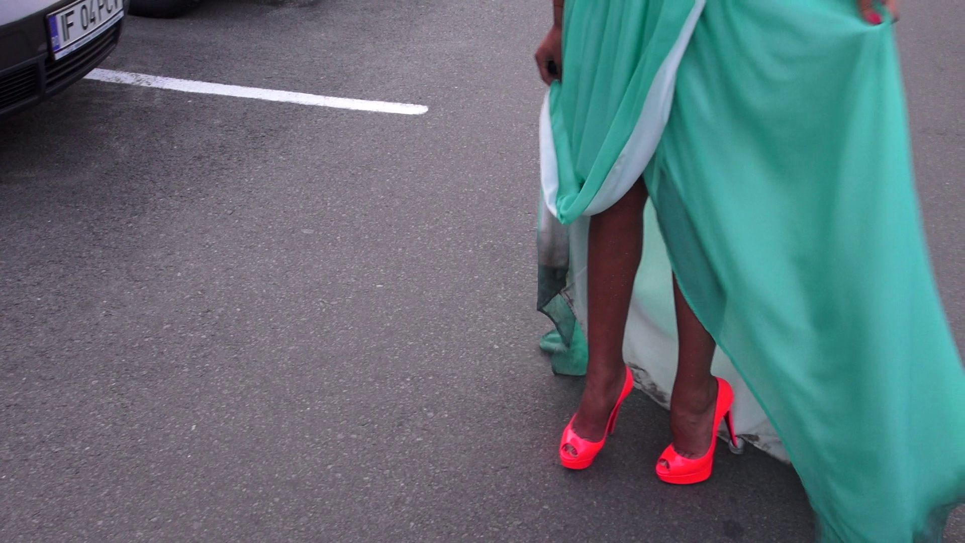 Desi a plecat de la hotel pusa la patru ace, Madalina s-a intors cu rochia plina de noroi