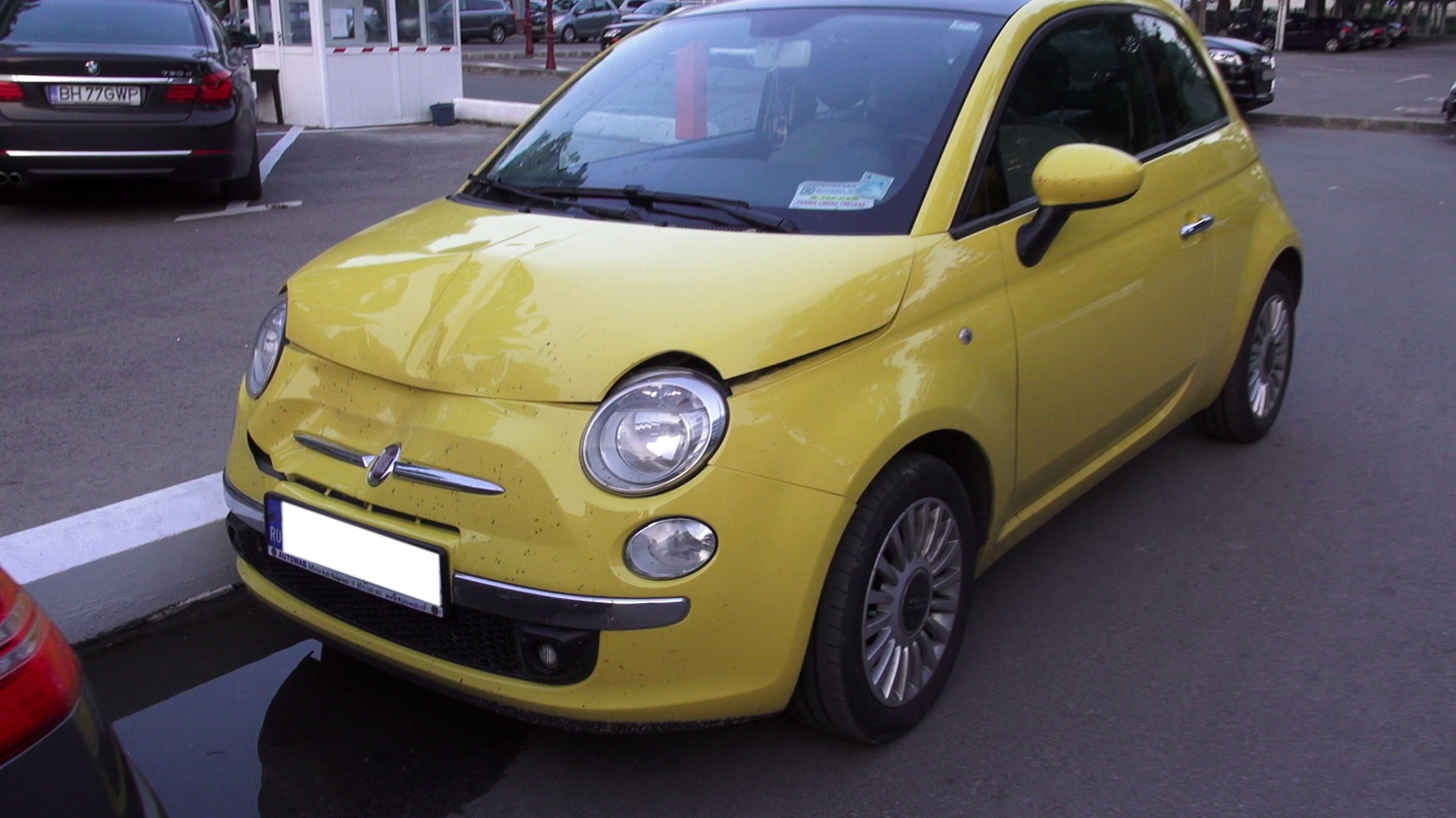 Bruneta a ajuns pe litoral cu o masina imprumutata si... lovita. Culmea, nu de ea!