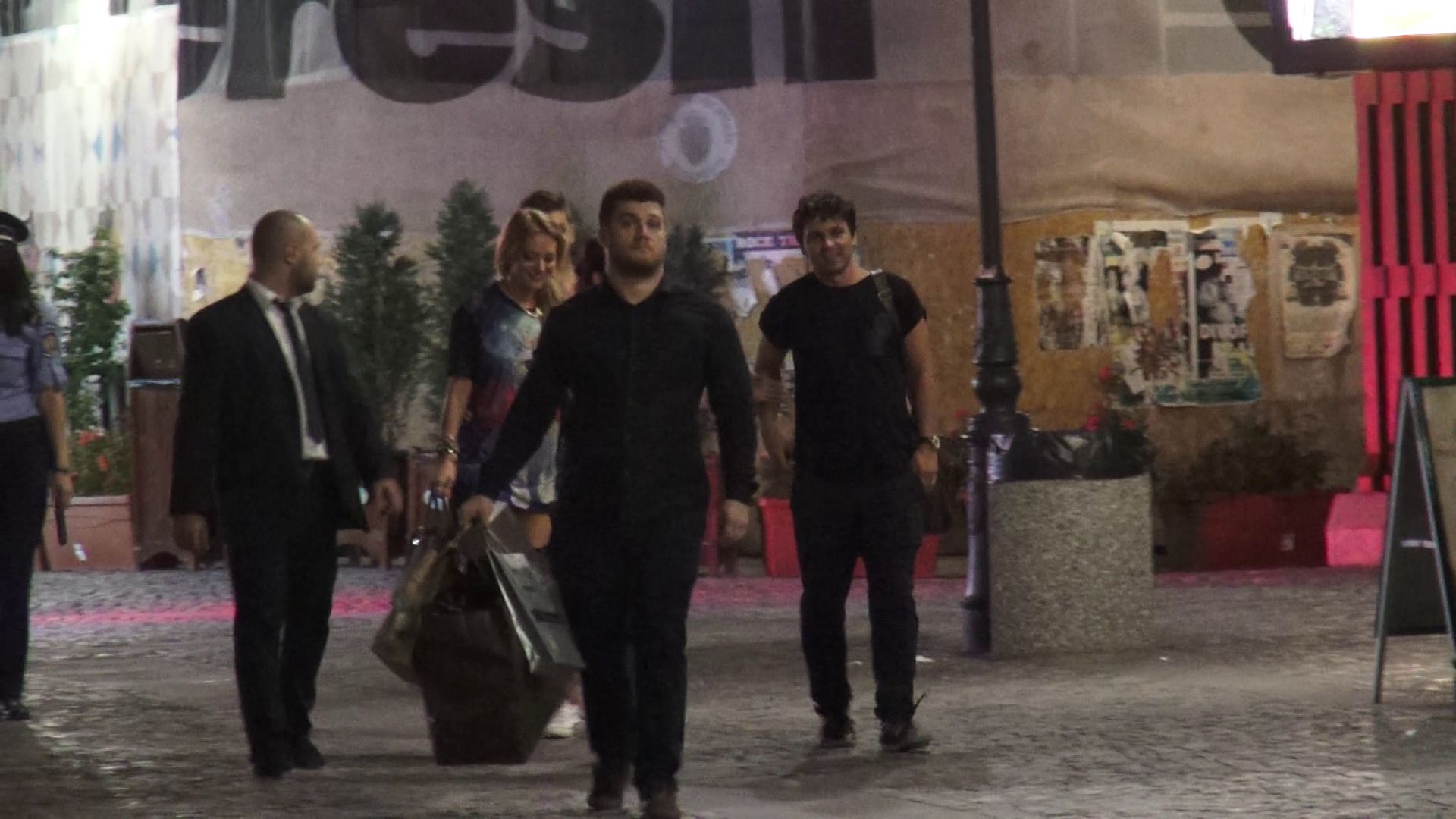 Flancati de bodyguarzi Delia si Razvan au incheiat seara si au pornit spre casa