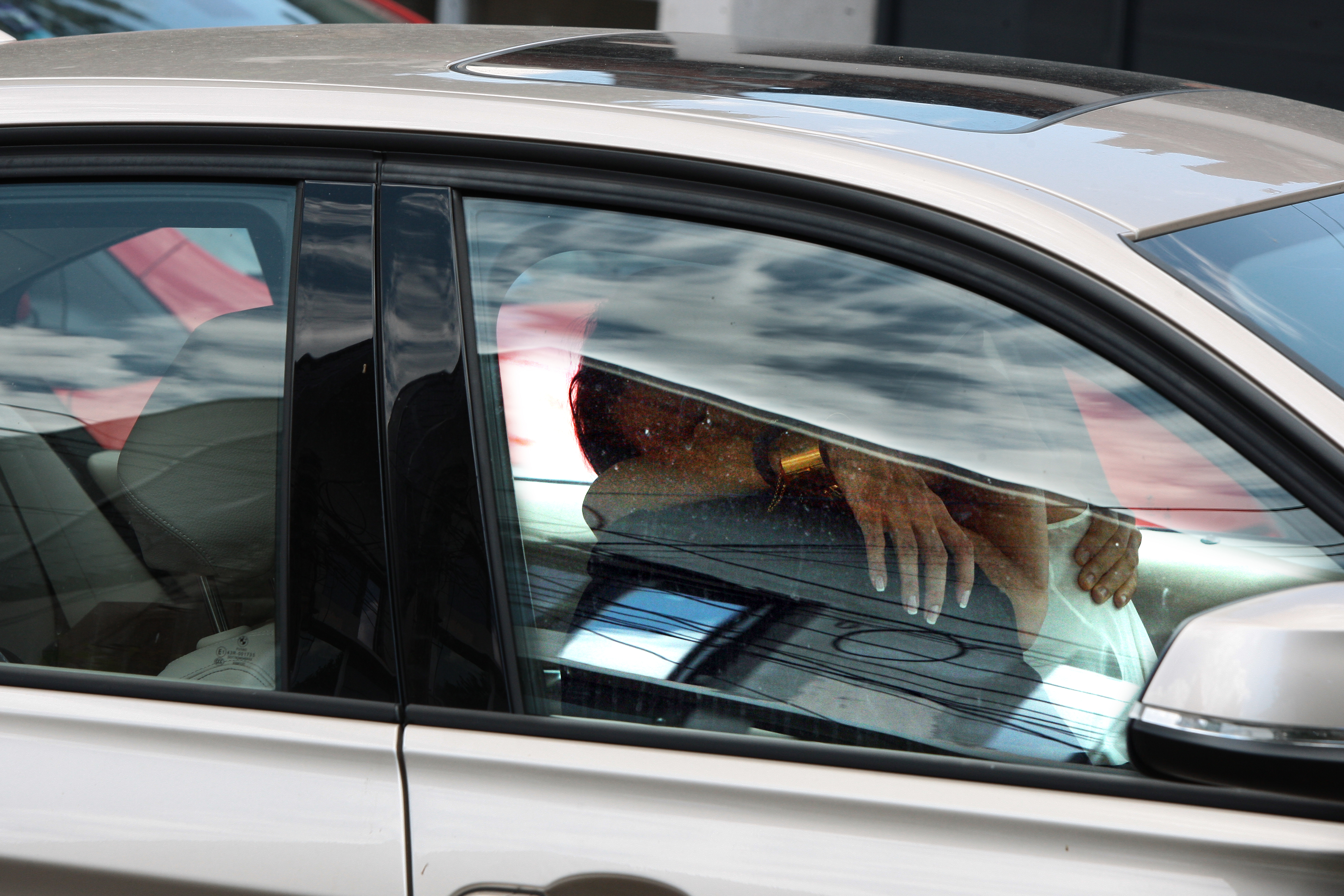 Andreea il duce pe Horia la ea acasa si, inainte ce aceasta sa coboara, se imbratiseaza...