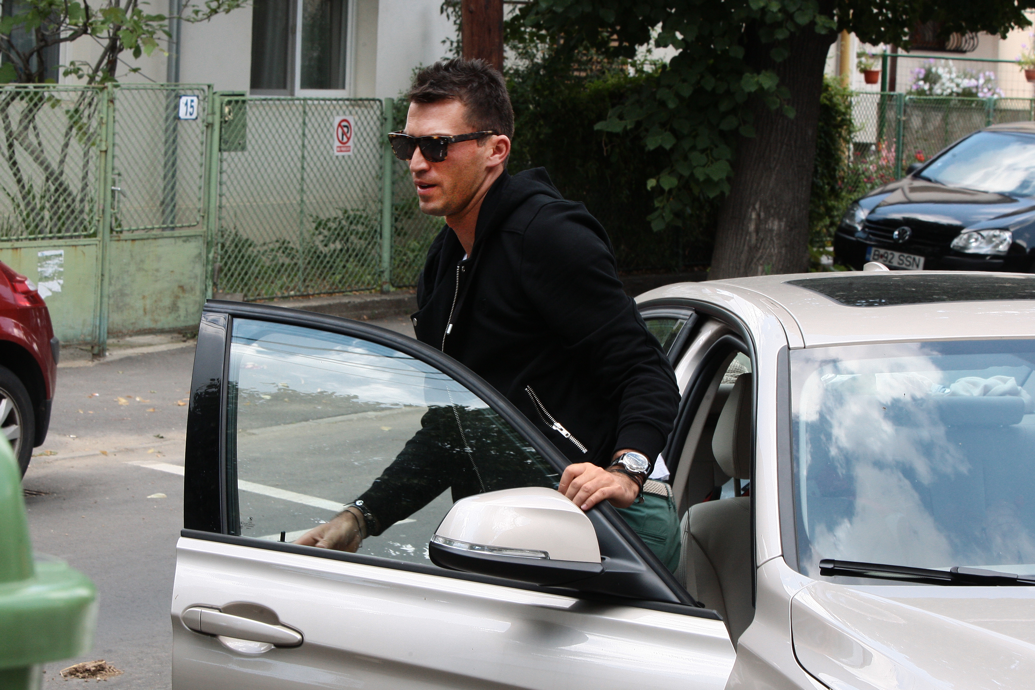 In cele din urma, usor ravasit, tenismenul iese din masina divei