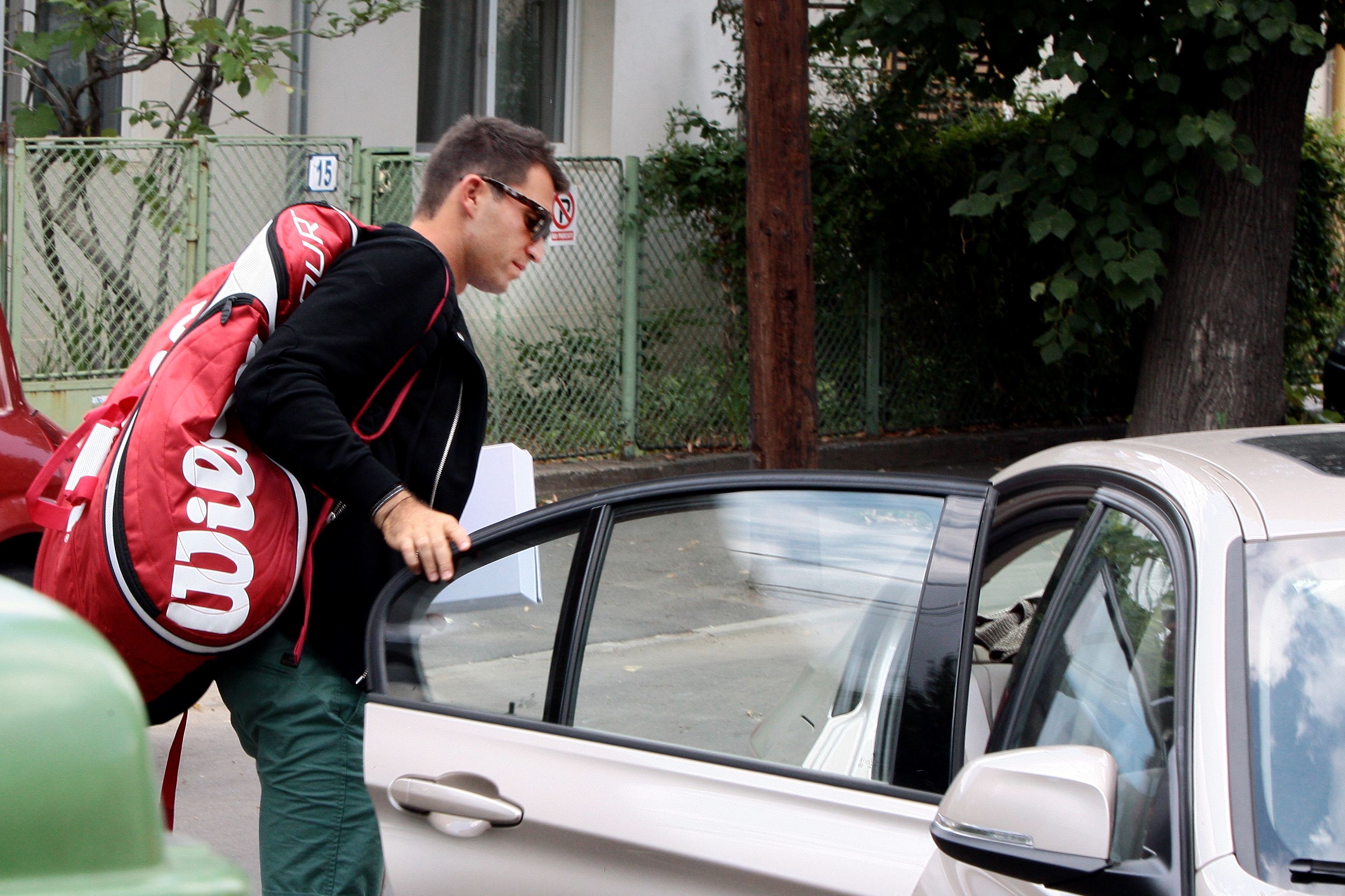 Horia nu a uitat cutiuta cu bunatati de pe bancheta dis spate