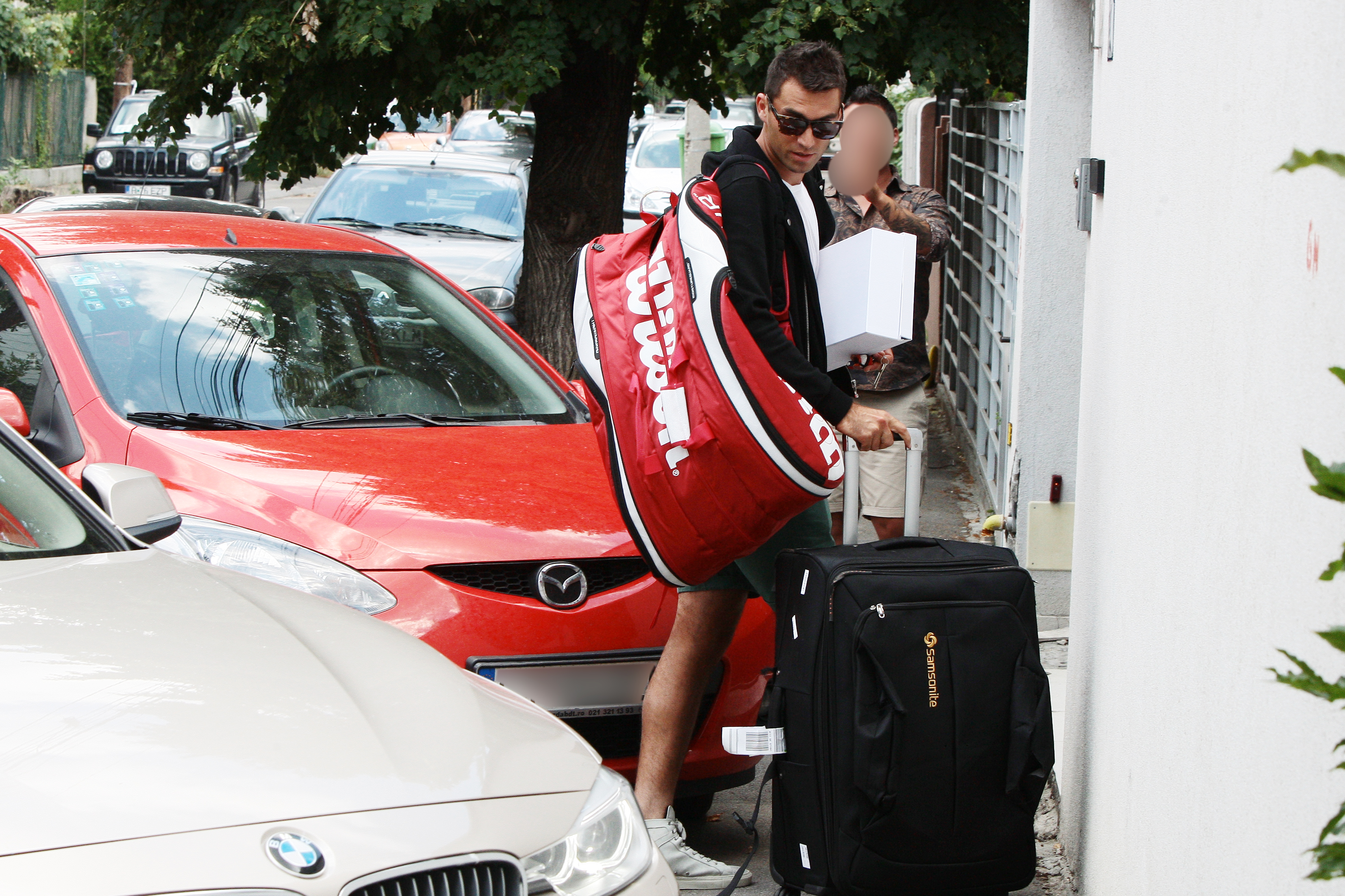 Tenismenul intra in casa Andreei, acolo unde urmeaza sa o astepte pana ea reuseste sa-si termine treburile din ziua respectiva