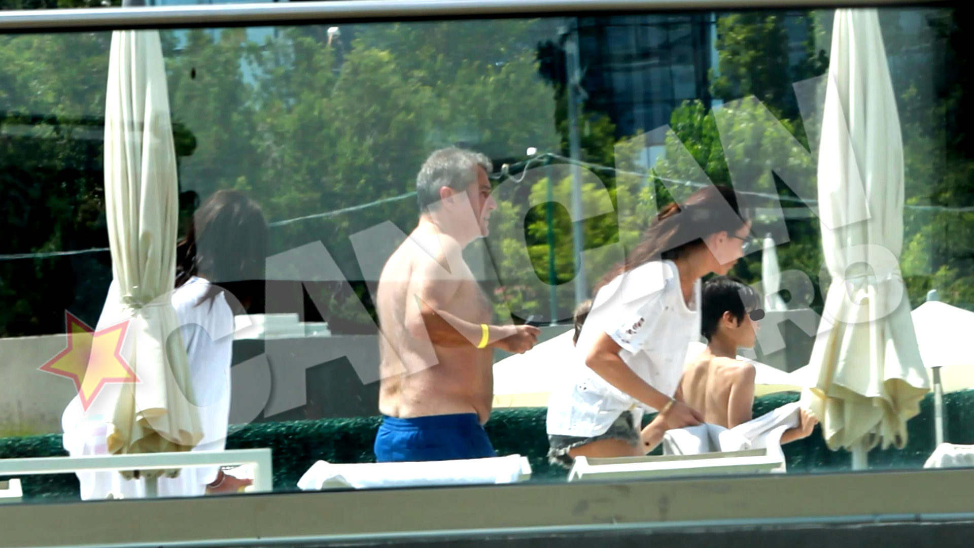 Abdomenu-i deloc plat n-a vrut sub nicio forma sa stea ascuns in spatele beteliei de la bermude.