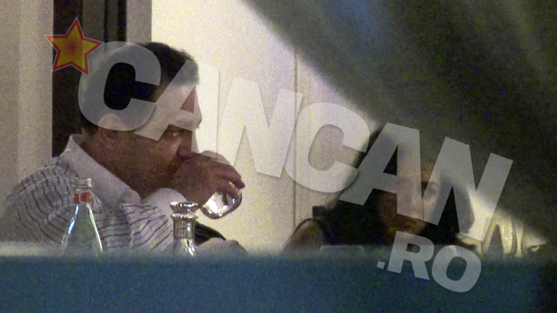 La un moment dat, e nevoit sa se opreasca si sa ia o gura de apa