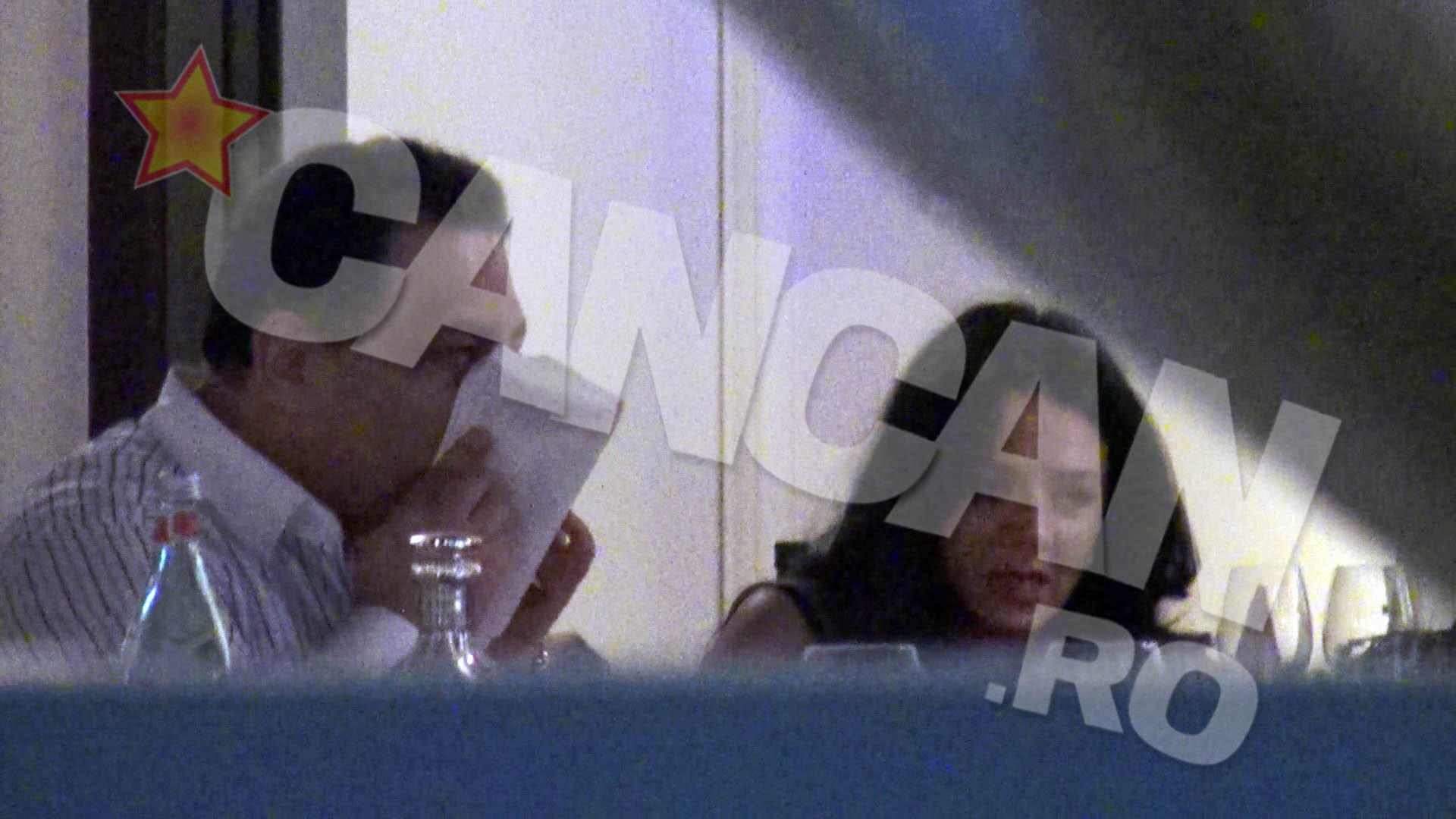 Dupa ce a terminat cu apa, ia servetul