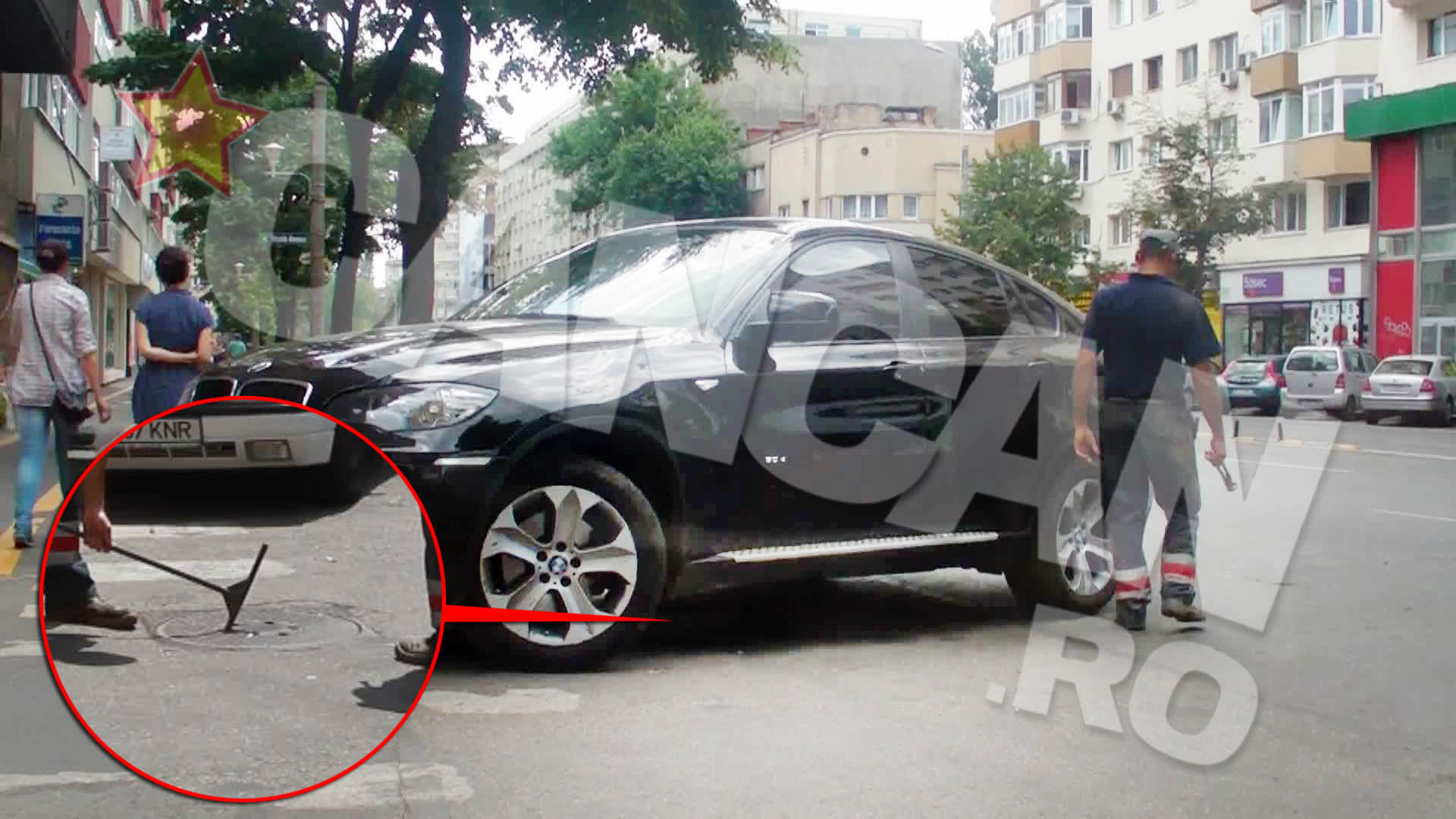 Bianca a parcat masina exact pe canalul din care mu7ncitorii urmau sa faca recbransarea zonei la apa