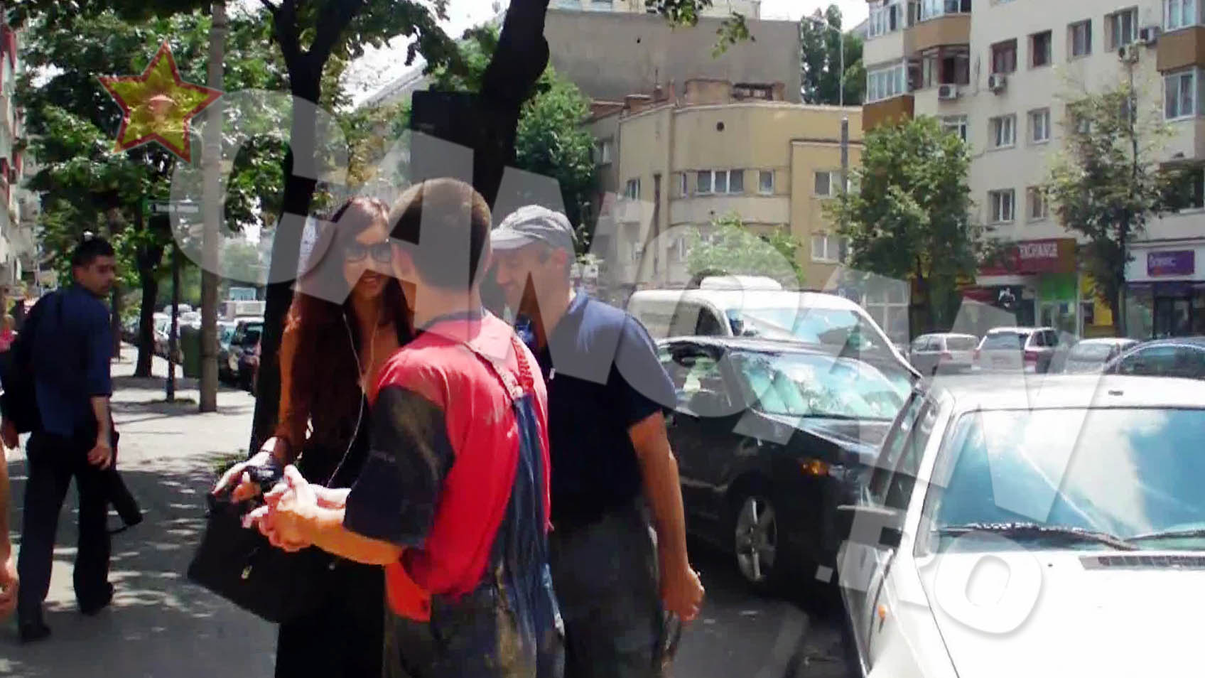 Muncitorii au intampinat-o in gasca in timp ce ea se indrepta spre ei zambind