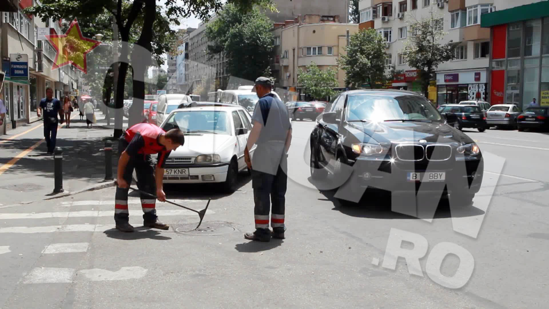Abia dupa ce Bianca a mutat masina, muncitorii si-au putut vedea de treaba lor