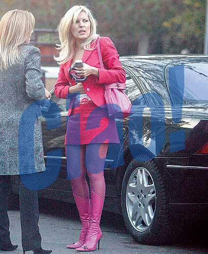 ...intr-o tinuta roz bombon, extrem de sexy