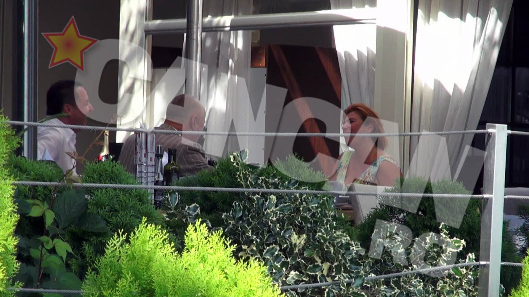 Mihaela da semne ca se simte excelent in compania celor doi barbati care au insotit-o la masa