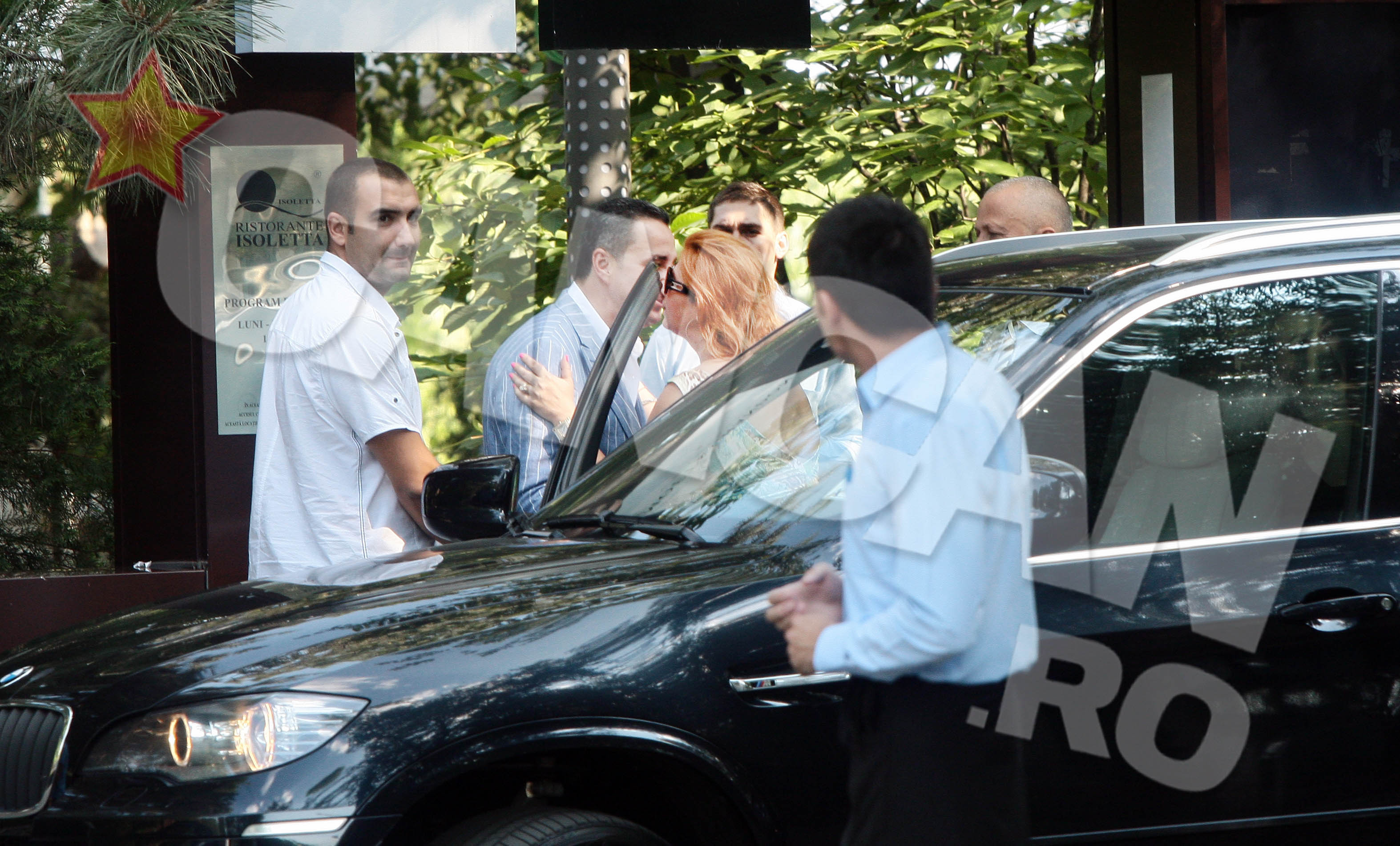 Desi sustine ca-i sunt doar parteneri de afaceri, Mihaela isi ia ramas bun de la ei intr-un mod foarte calduros