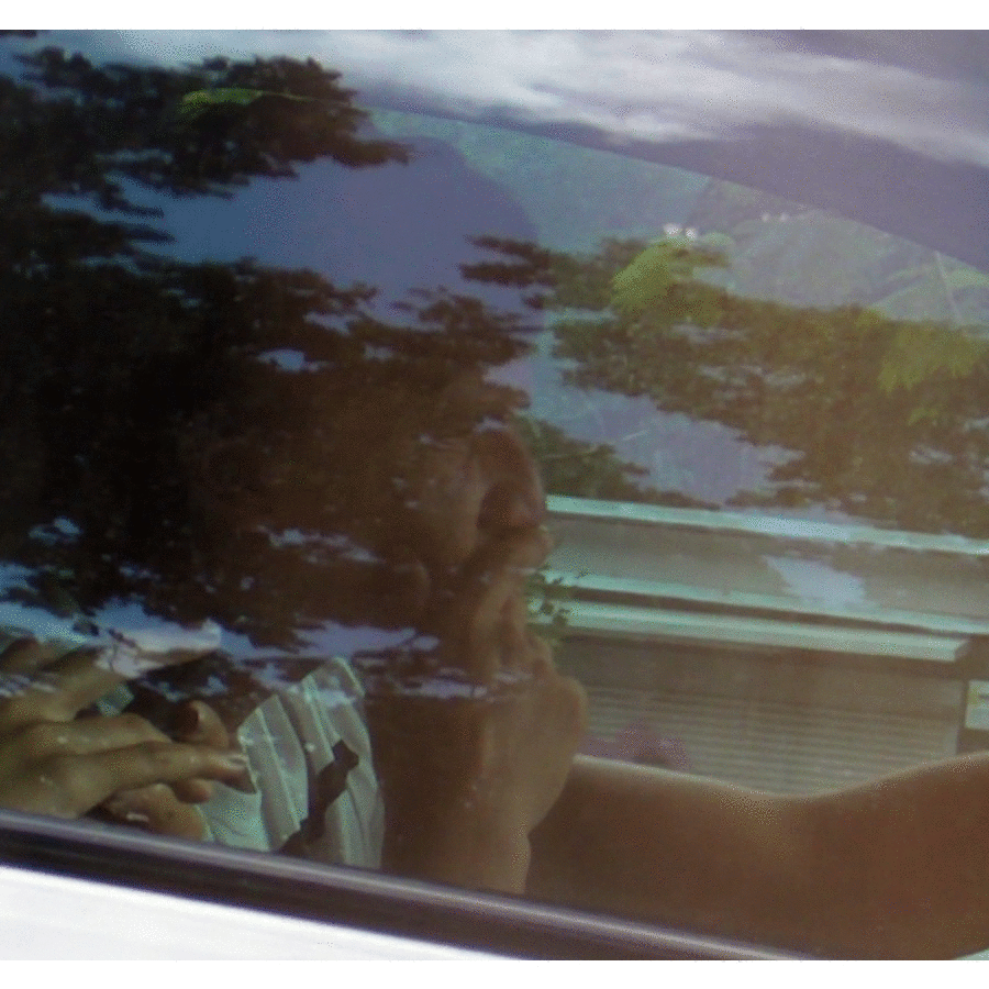 Dintr-o miscare precisa, falanga fotbalistului patrunde pe culoarul stramt al nasului si intra in posesia unei mingiute