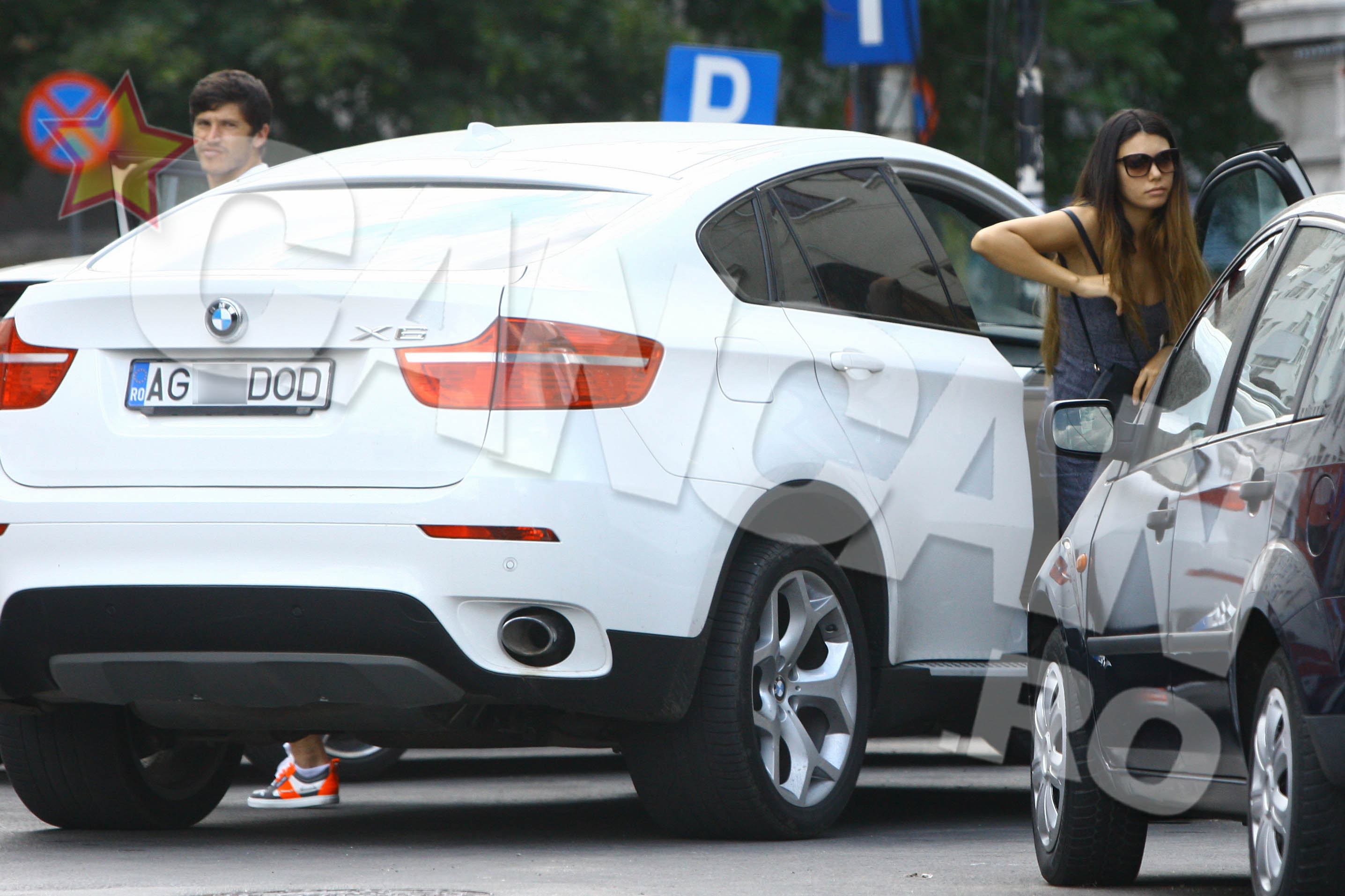 Ajunsi in zona de cumparaturi, Tanase si noua cecerire coboara la fel de posaci.