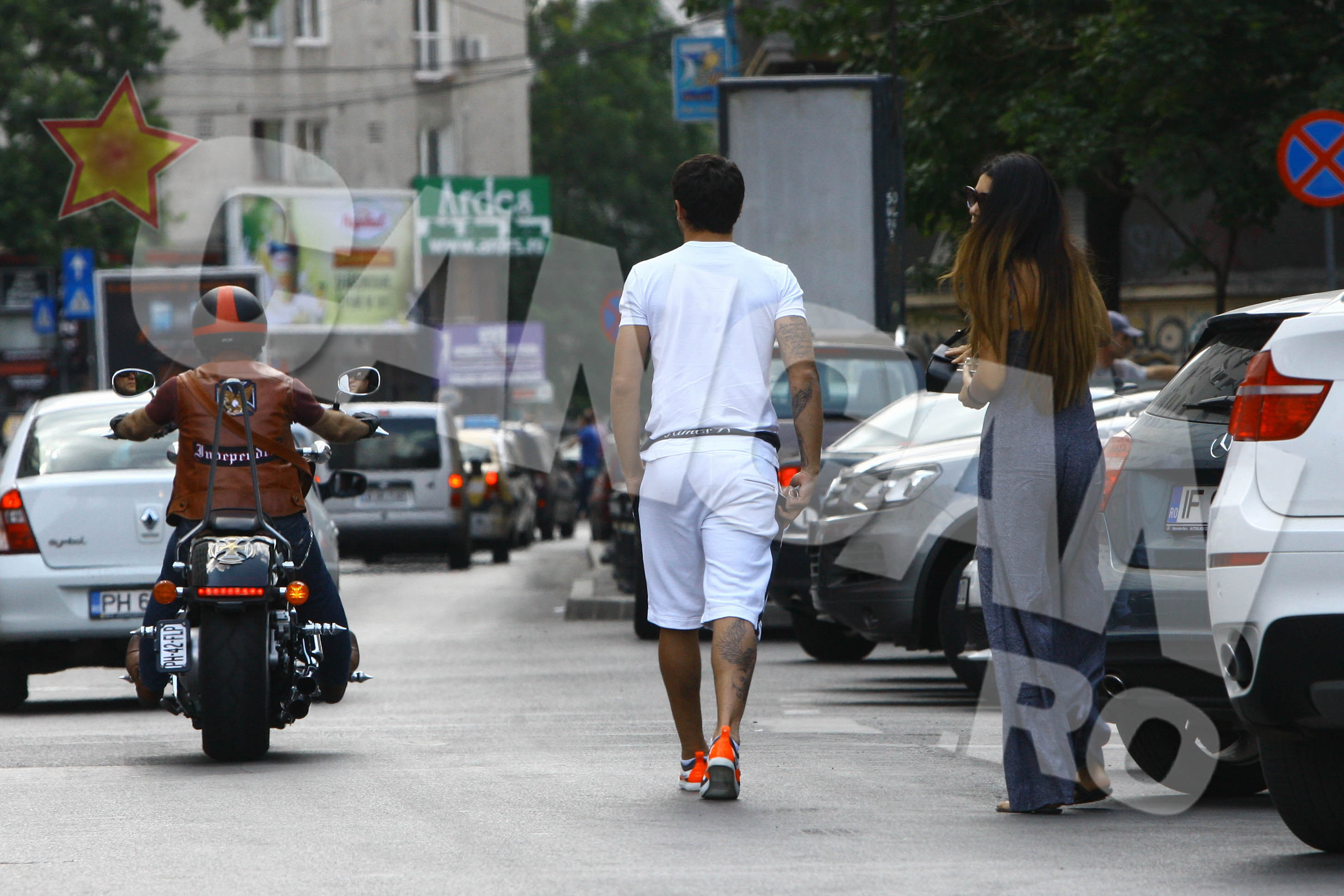 Pantalonii lui Tanase - de altfel asortati cu masina - tradeaza fie prezenta unei lenjerii tanga, fie o absenta totala a ... boxerilor.