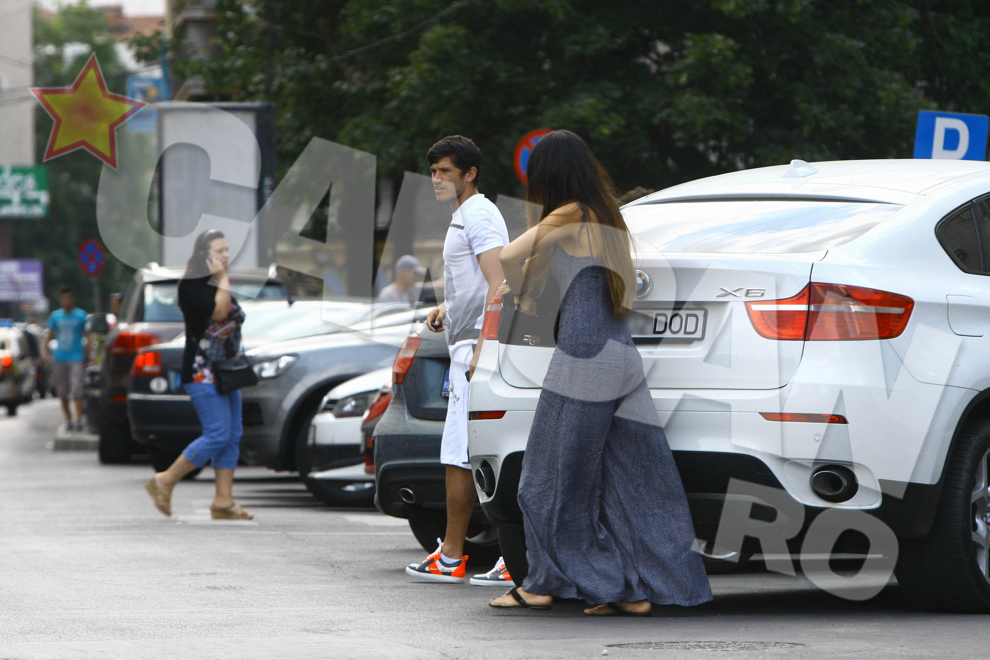 Si tinuta domnisoarei pare la fel de lejera: o salopeta larga care-i mangaie bland formele.