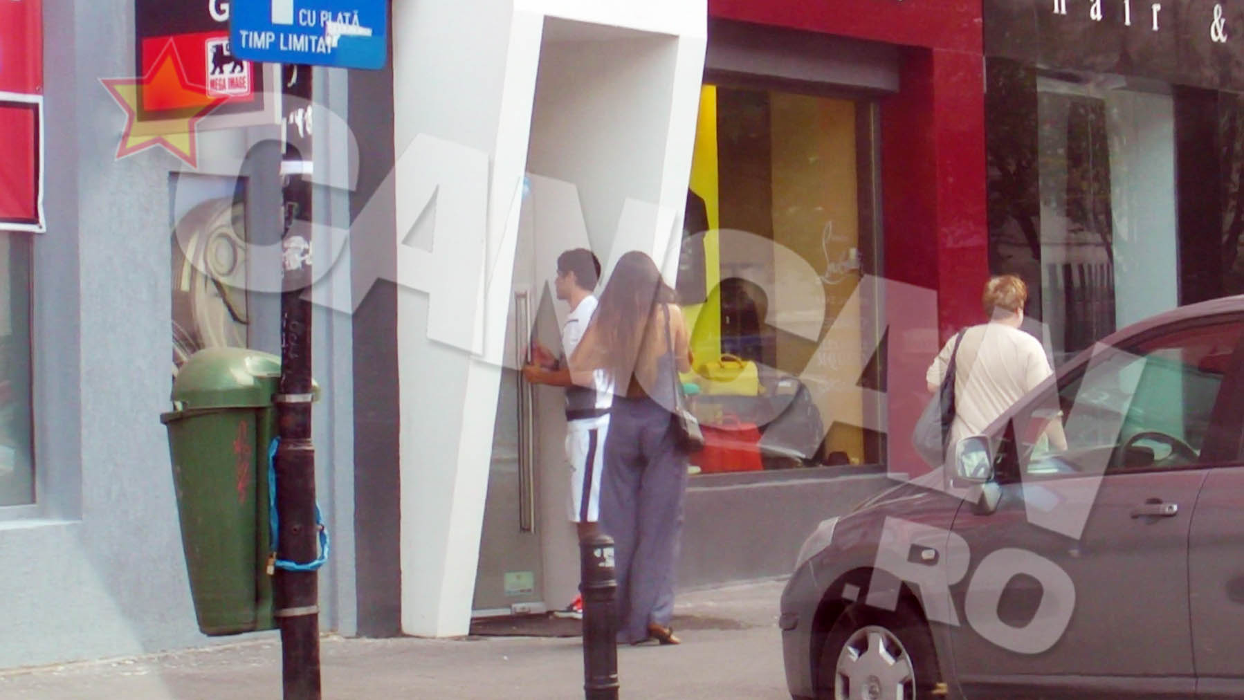 Dodel scoate mainile din buzunar abia cand intra in magazin