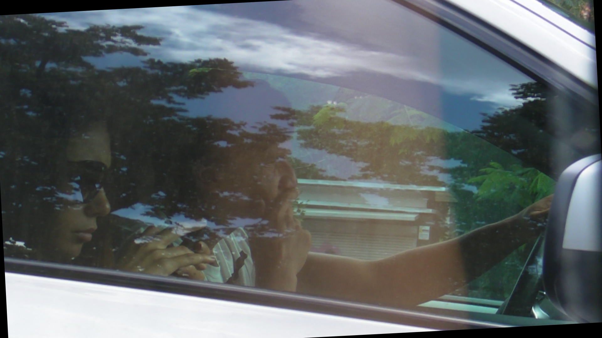 Satena se face ca nu vede nimic