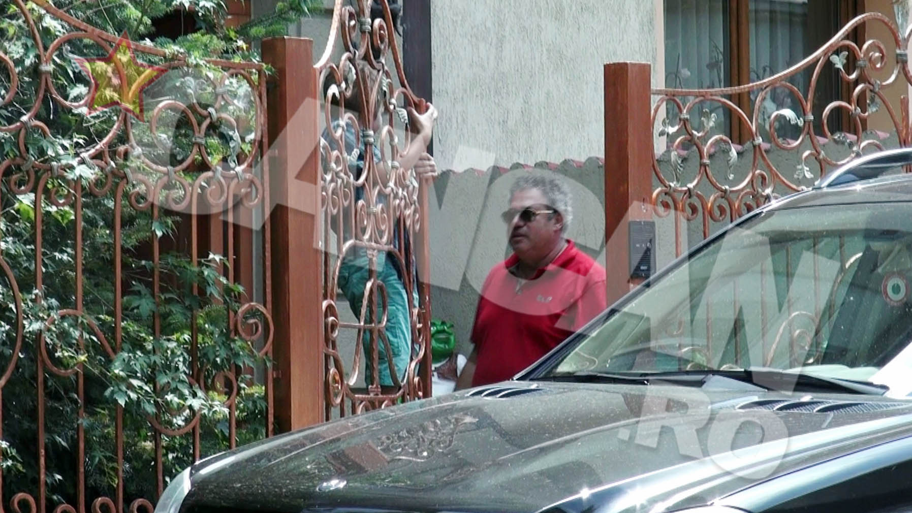 Iovan a asteptat langa poarta