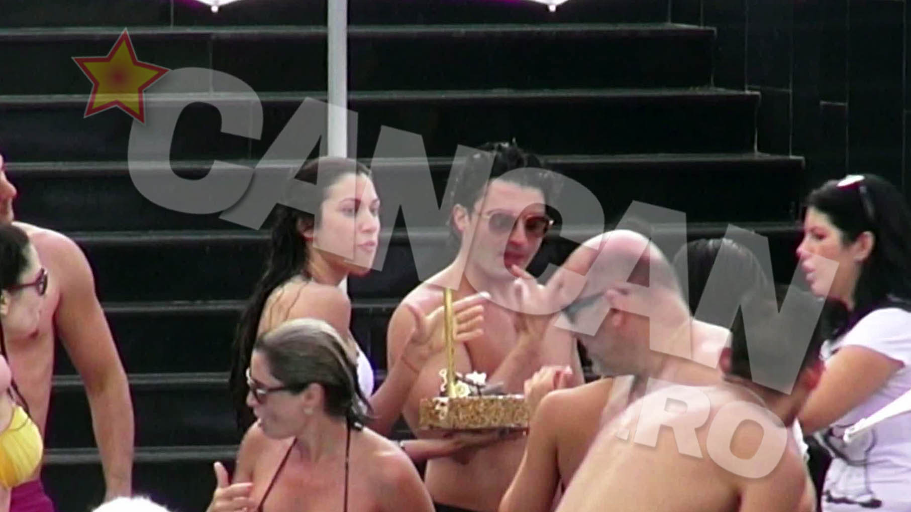 Desi nu parea cel mai potrivit loc, Pepe a primit si un tort