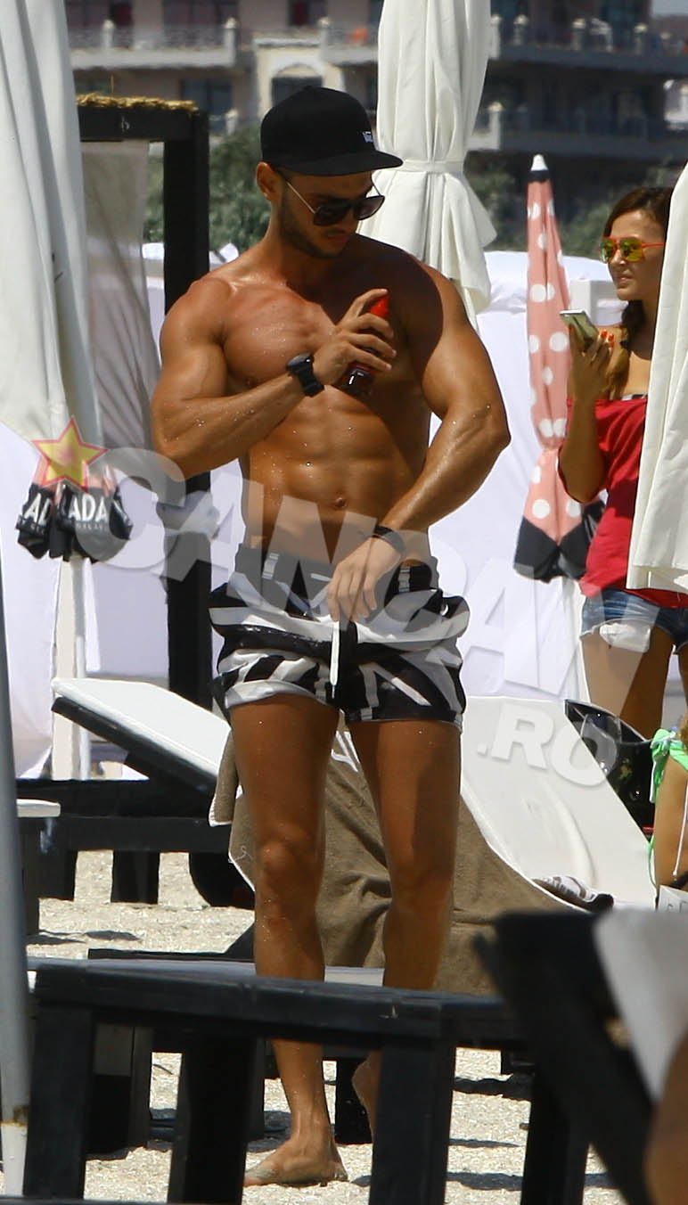 Dorian nu si-a privat admiratoarele de priveliste nici cand s-a uns cu lotiune de plaja